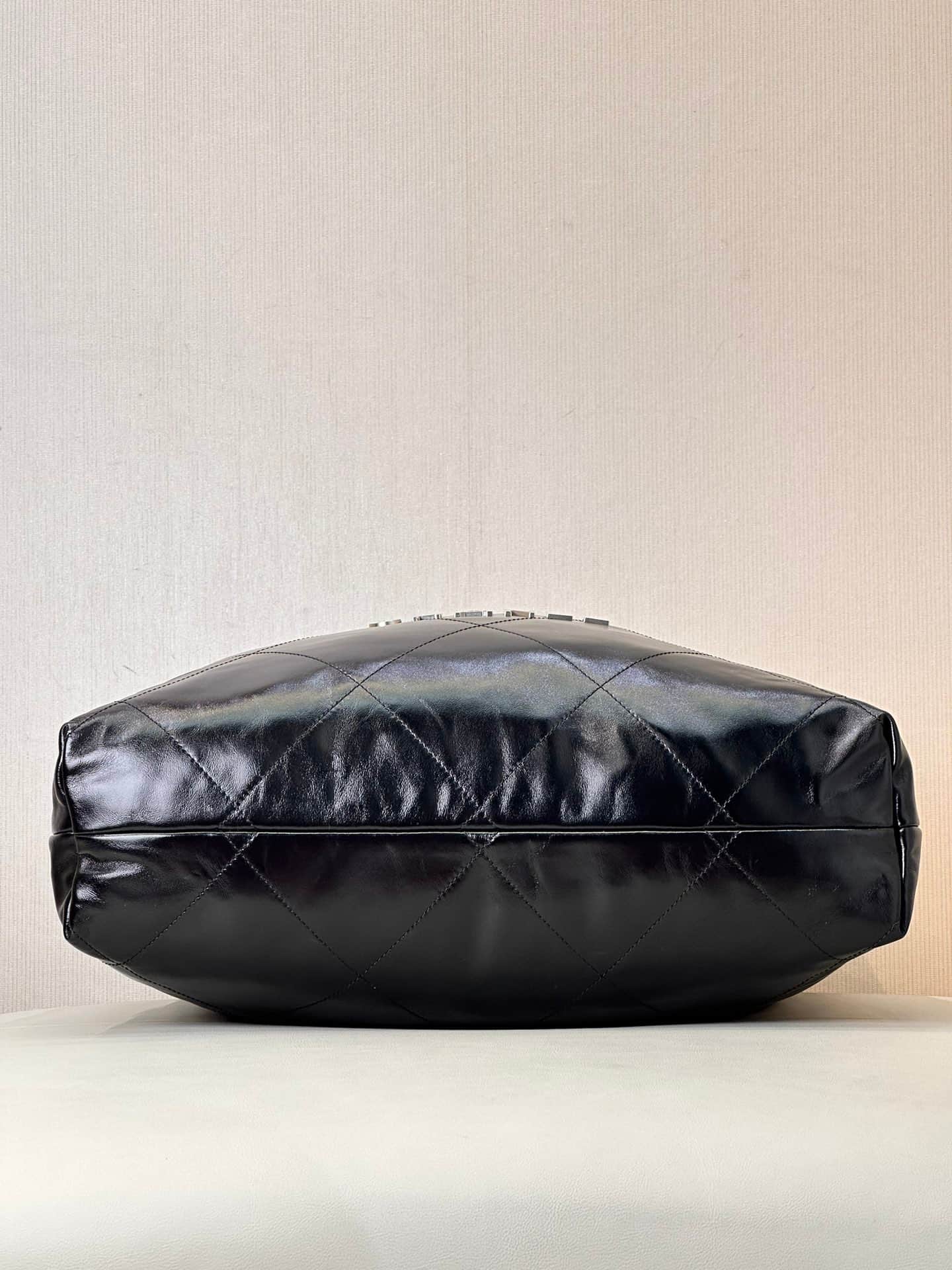 Chanel 22 LARGE HANDBAG Shiny Calfskin & Silver-Tone Metal AS3262 Black TOP