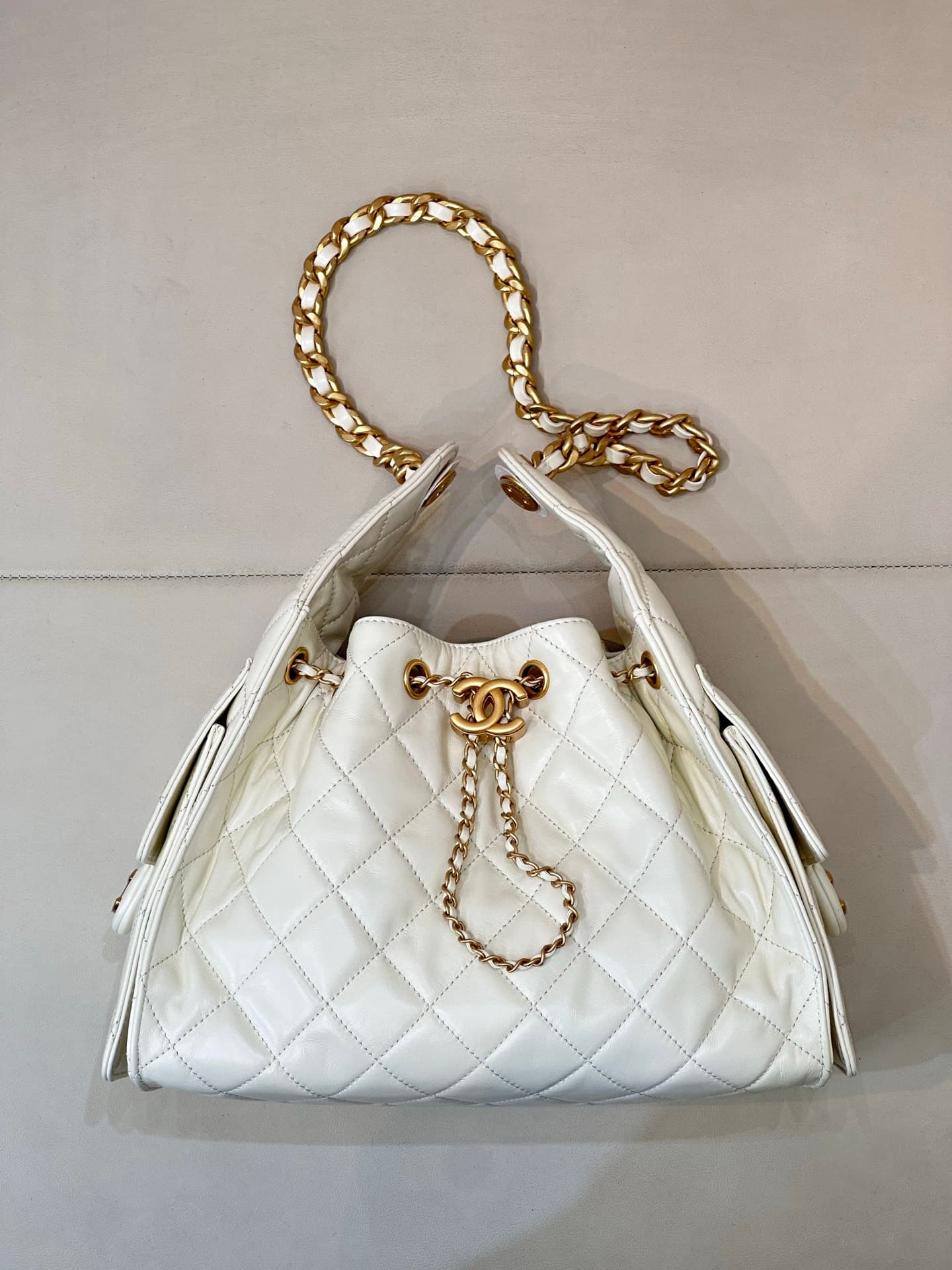 Chanel 25 Small Hobo handbag AS5293 Shiny Crumpled Calfskin  Gold-Tone & Ruthenium-Finish Metal  White TOP