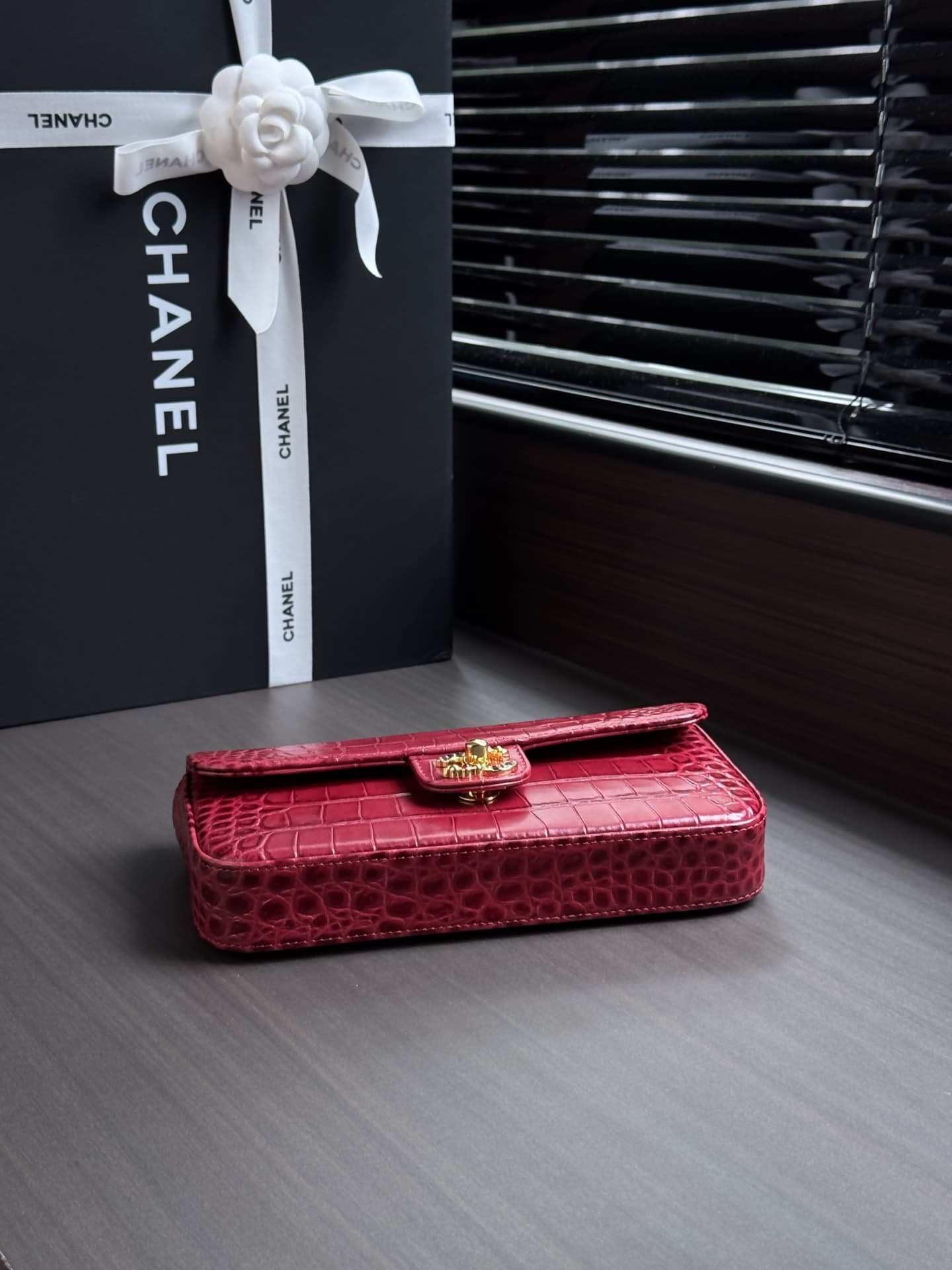 Chanel Flap Bag crocodile-embossed calfskin& Gold-Tone Metal Red AS6340 A