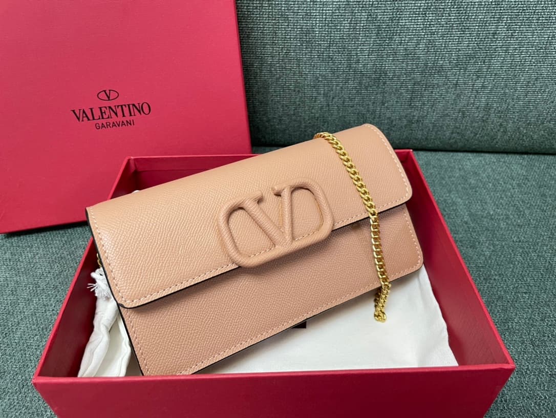 Valentino Garavani VLogo signature wallet on chain bag Grainy Calfskin Nude Pink High