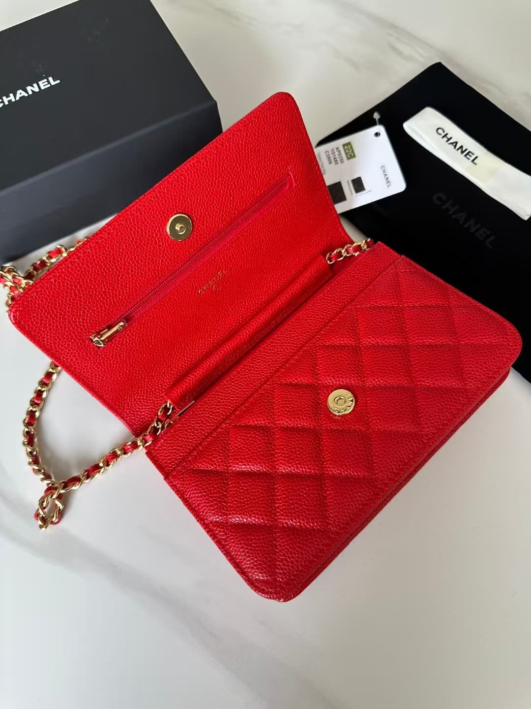 Classic Wallet on Chain AP0250 Grained Calfskin Red Gold Metal B