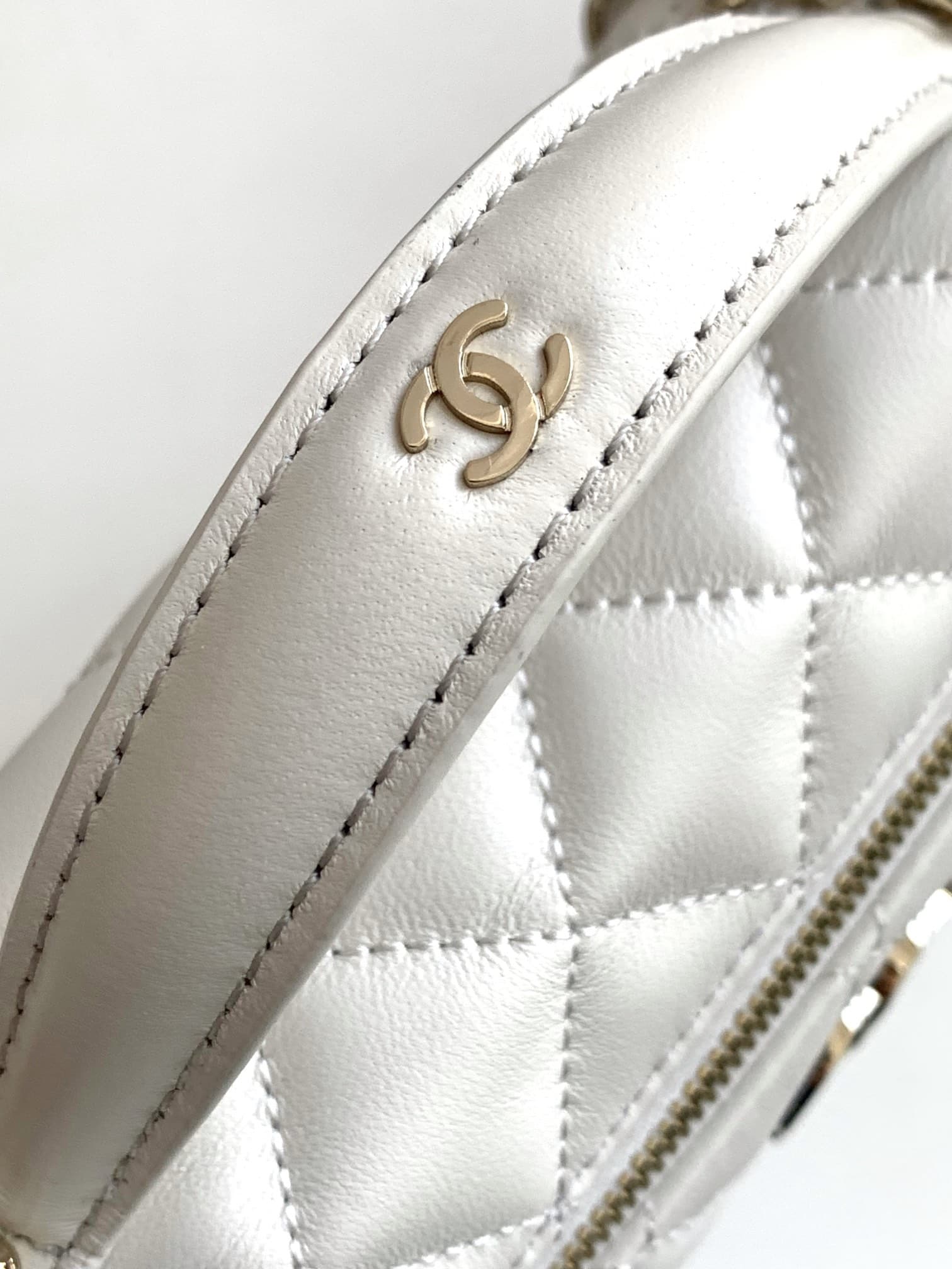 Chanel VANITY WITH CHAIN AP4407 Lambskin & Gold-Tone Metal White High