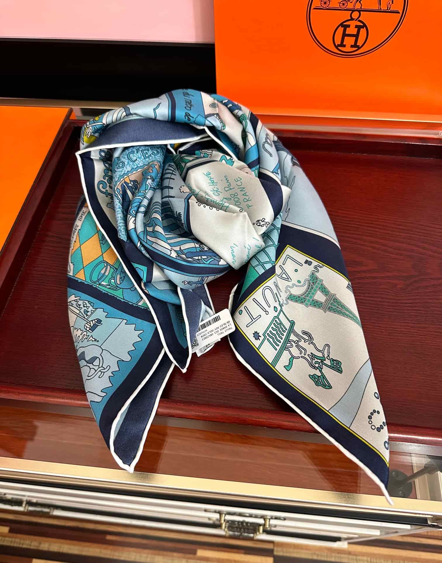 Hermès On Est Bien Ici! Scarf