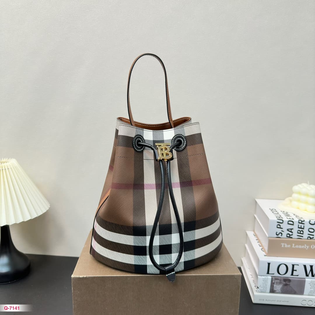 Burberry TB Bucket Bag in Dark birch brown