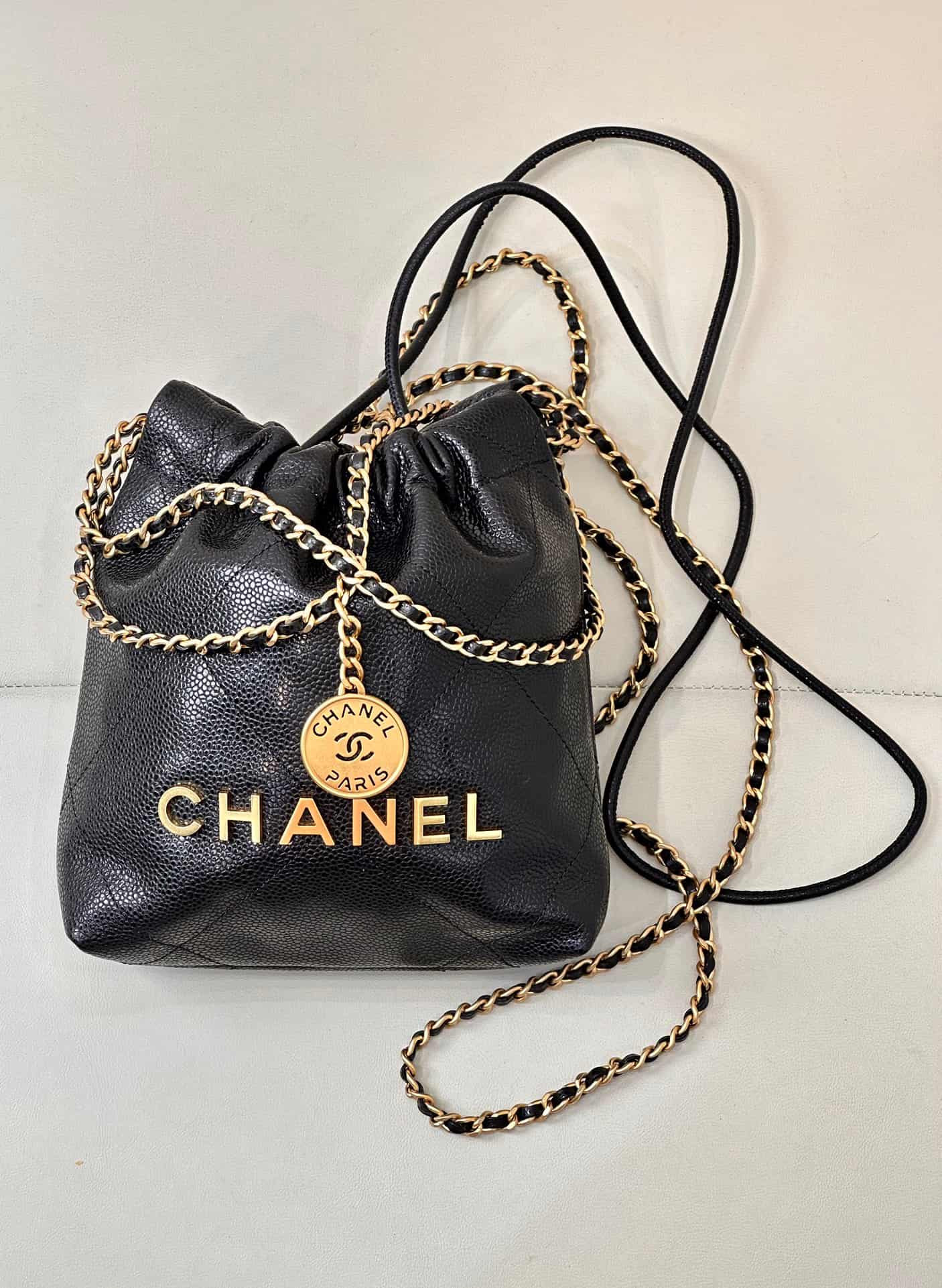 Chanel 22 MINI HANDBAG Grained Calfskin Black & Gold-Tone Metal AS3980 TOP