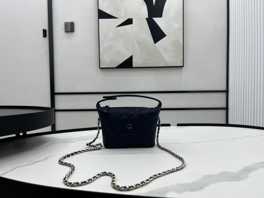 Chanel 25C Quilted Hobo Clutch on Chain Grained Calfskin & Gold Metal AP4386 A