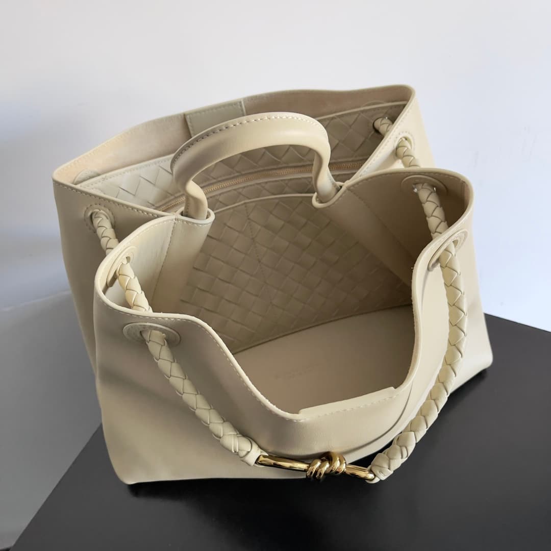 Bottega Veneta Andiamo tote bag in cream calfskin leather TOP