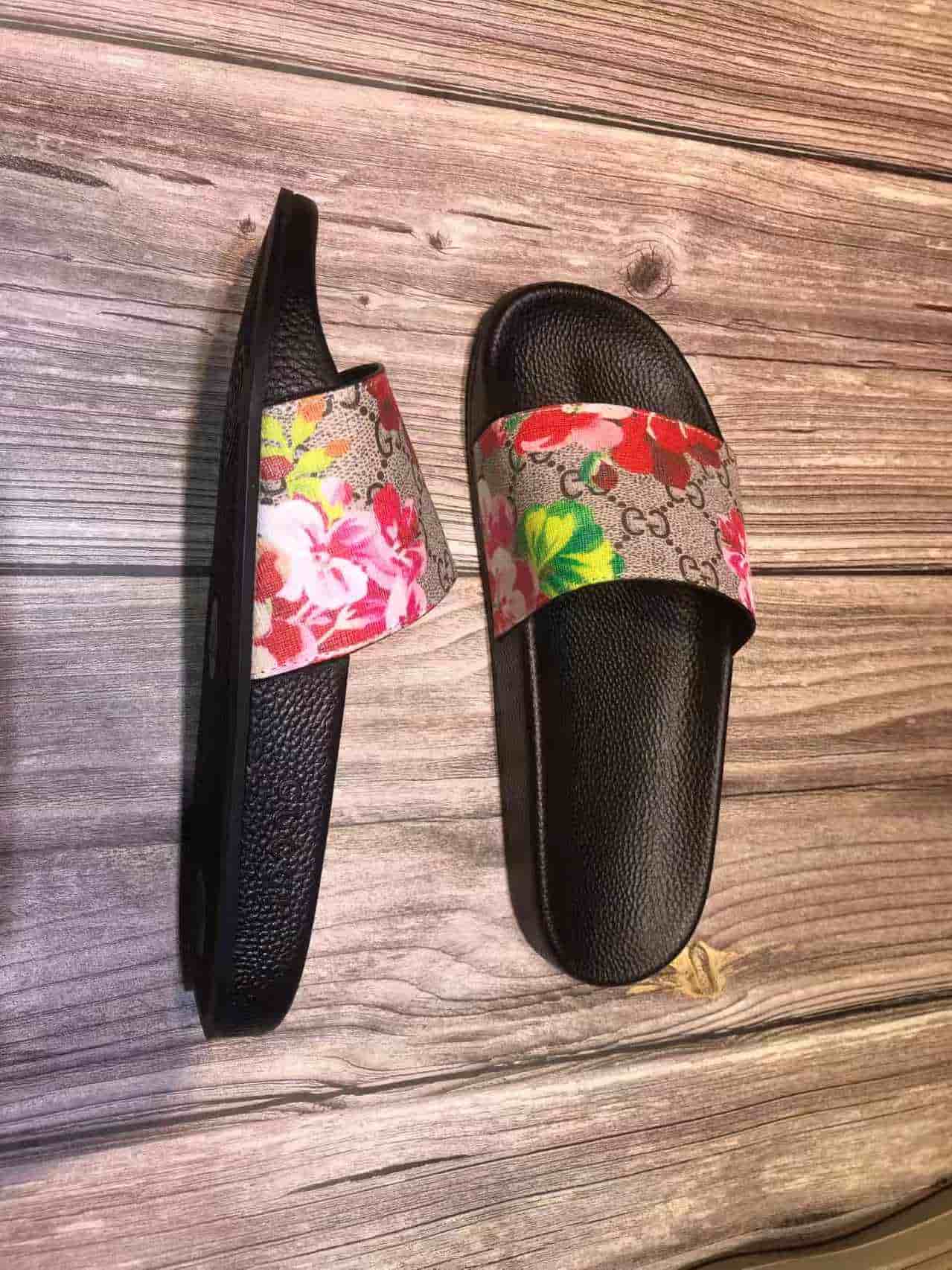Gucci GG Supreme canvas slides