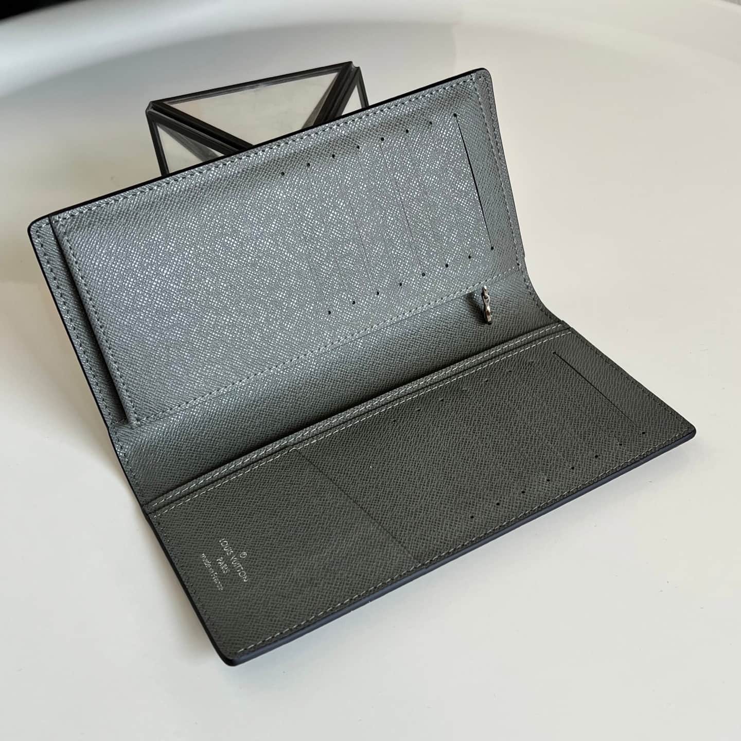 Louis Vuitton Taiga leather Brazza wallet M81554 High