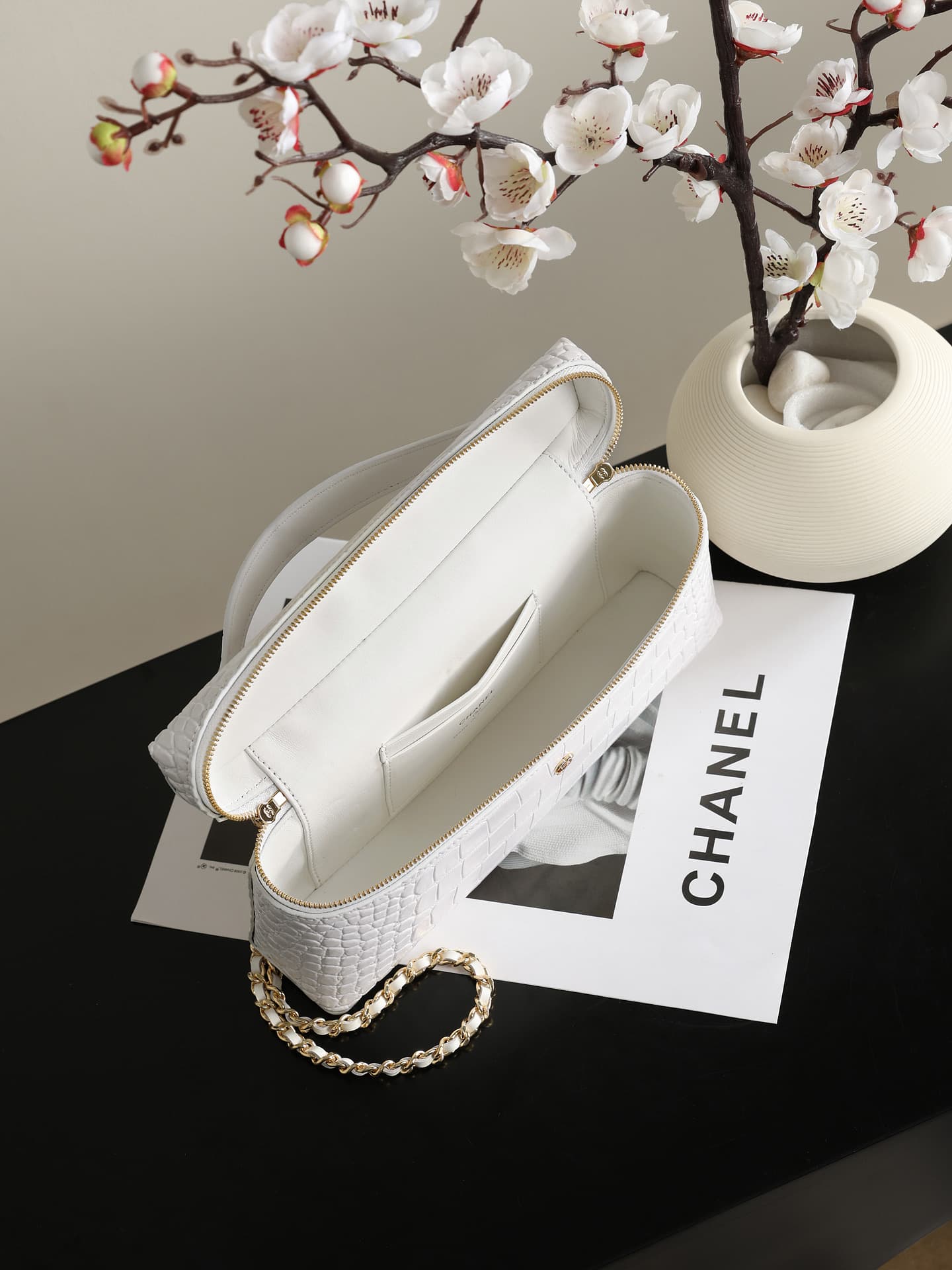 Chanel Vanity with Chain Crocodile-embossed leather& Gold-Tone Metal White AP5438 A