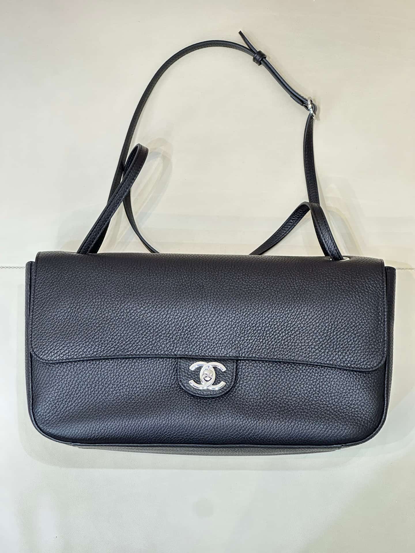 Chanel Maxi Flapbag Grained Calfskin & Silver-Tone Metal Black AS6231 TOP