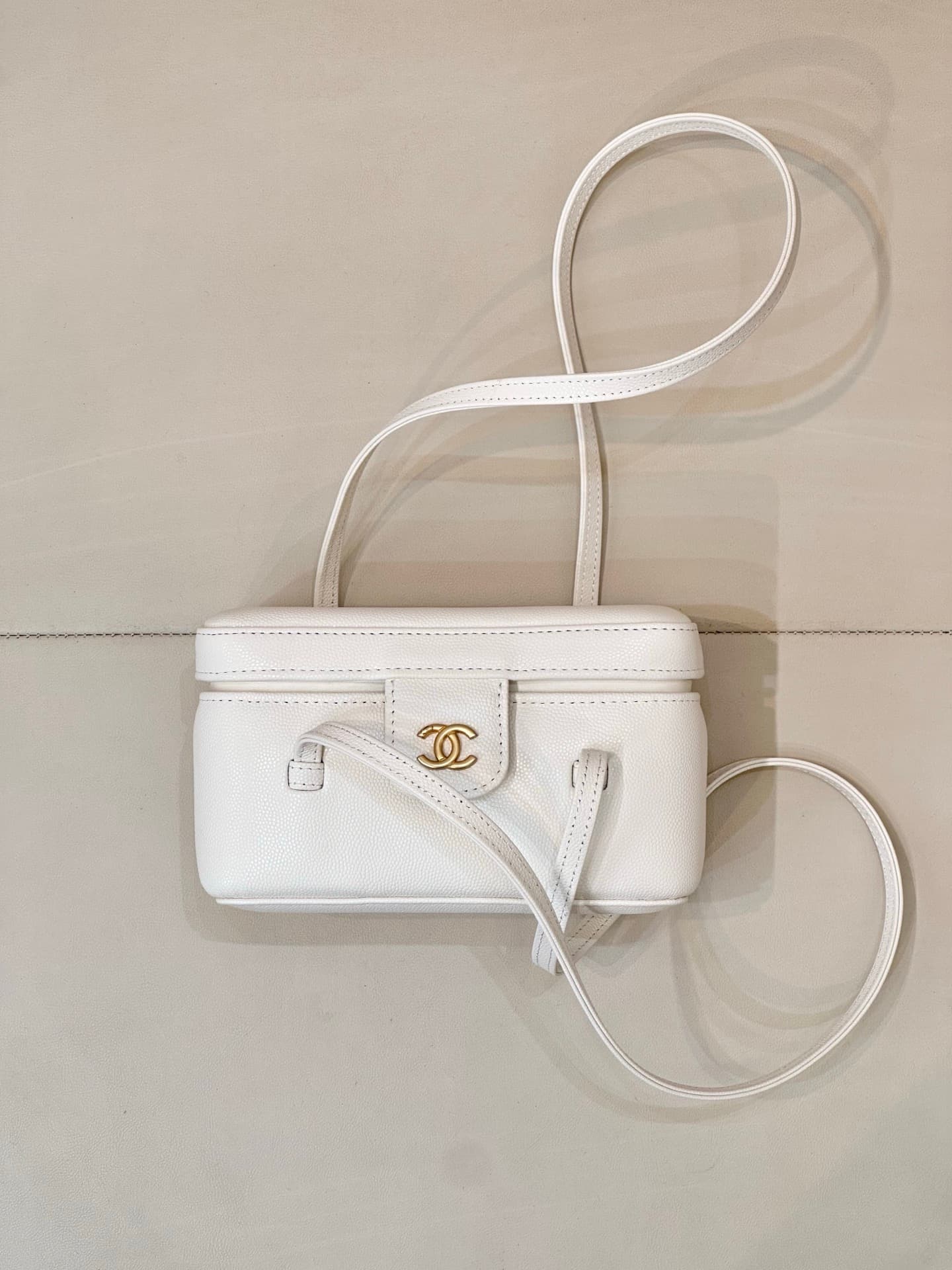 Chanel Long Vanity with Leather Strap Grained Shiny Calfskin & Gold-Tone Metal White AP5067 TOP