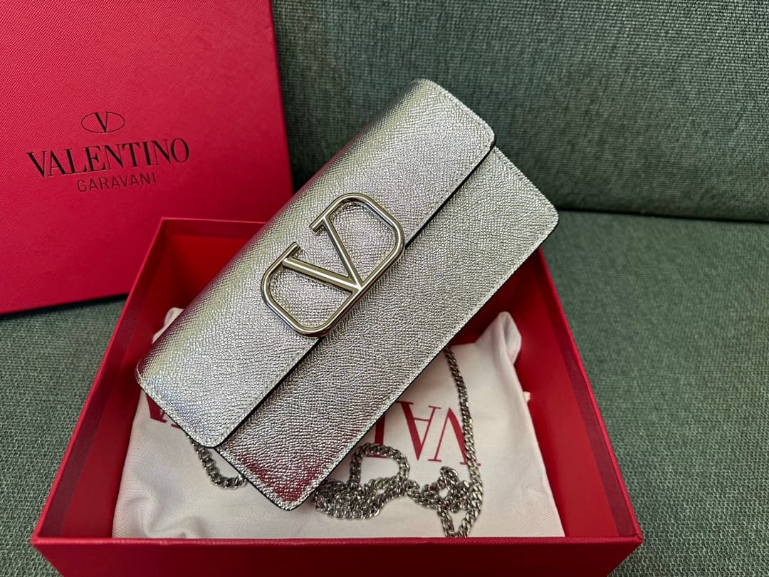 Valentino Garavani VLogo signature wallet on chain bag Grainy Calfskin Silver High