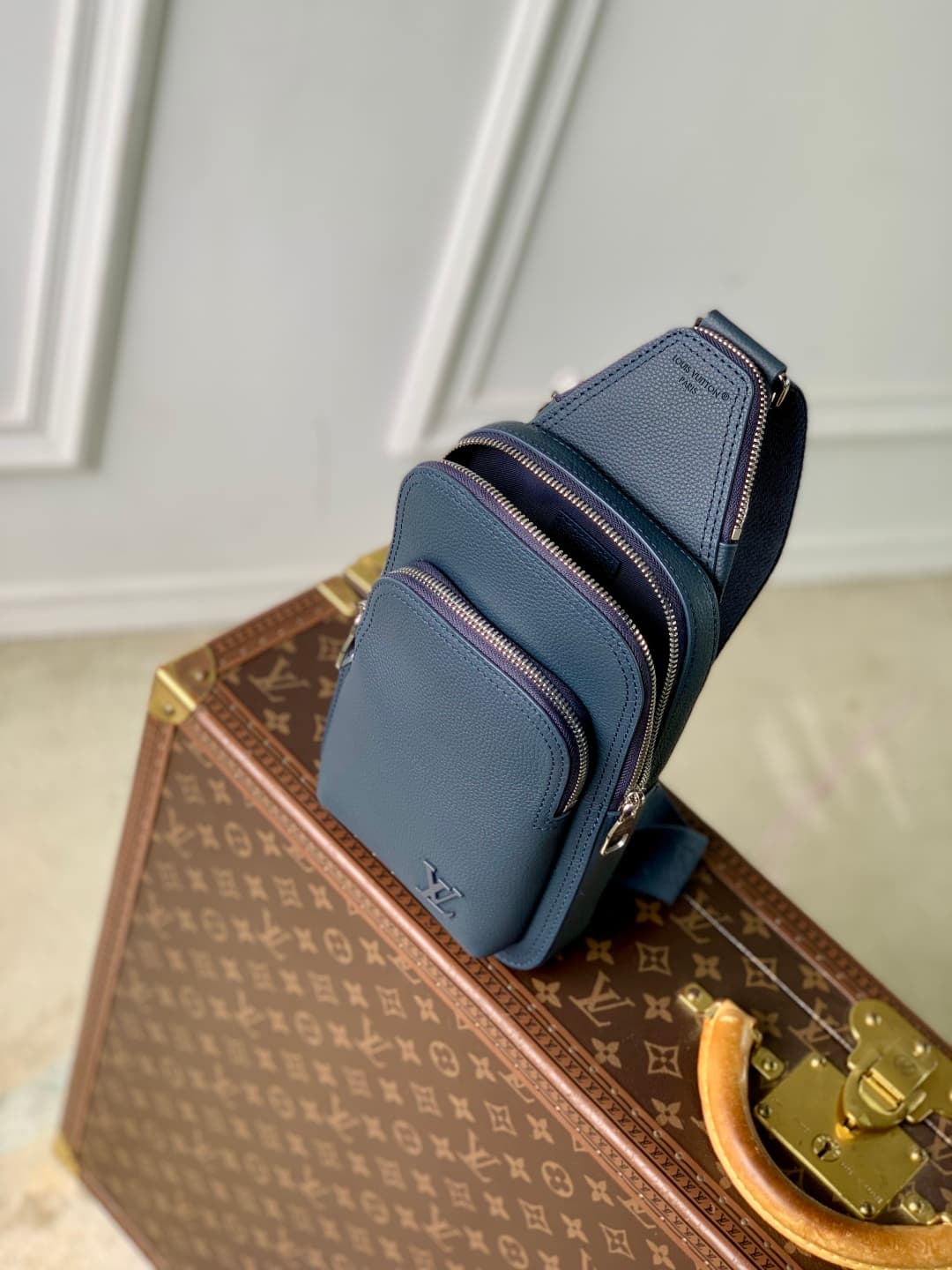 Louis Vuitton Avenue Slingbag PM LV Aerogram Waxy calfskin M15269 Navy Blue High