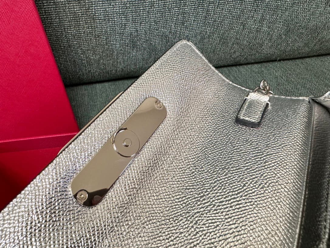 Valentino Garavani VLogo signature wallet on chain bag Grainy Calfskin Silver High
