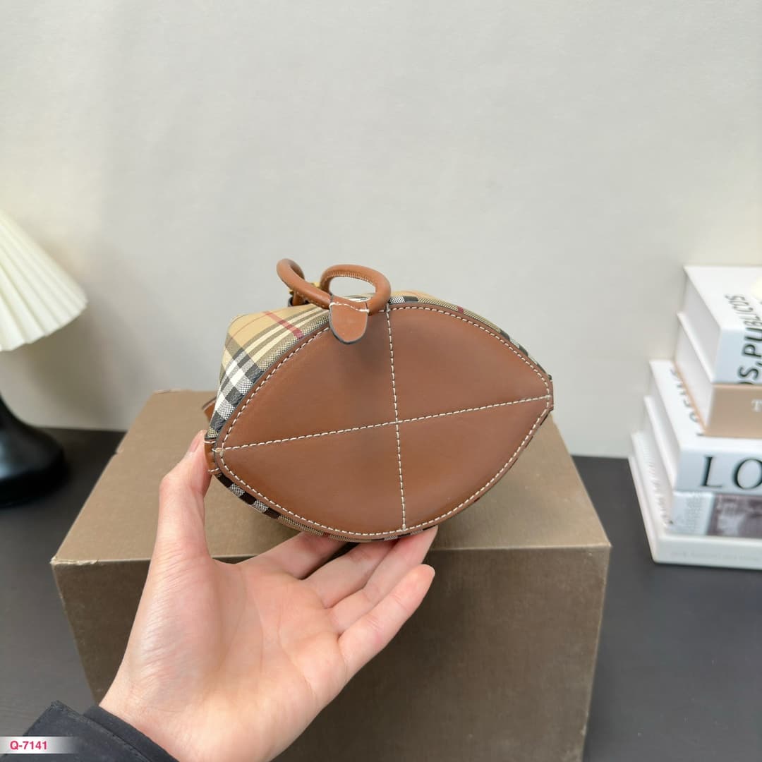Burberry TB Bucket Bag in Archive beige & briar brown