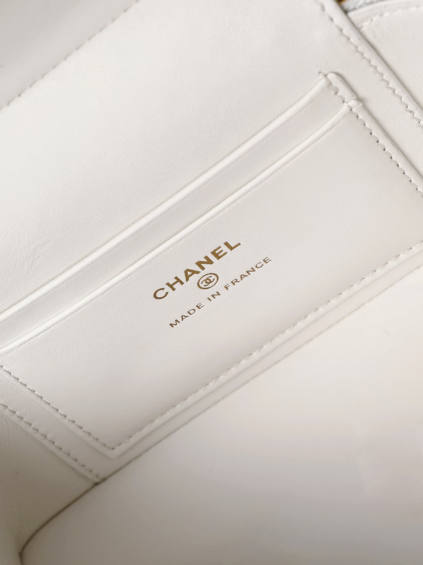 Chanel Vanity with Chain Crocodile-embossed leather& Gold-Tone Metal White AP5195 A