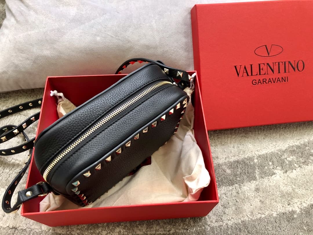 Valentino Garavani Rockstud Camera Bag in black calfskin leather High