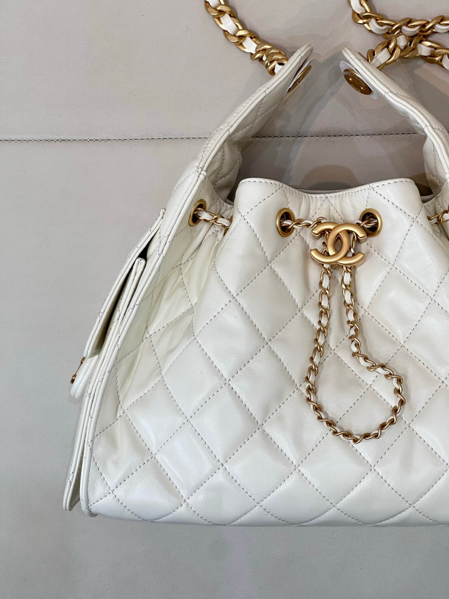 Chanel 25 Small Hobo handbag AS5293 Shiny Crumpled Calfskin  Gold-Tone & Ruthenium-Finish Metal  White TOP