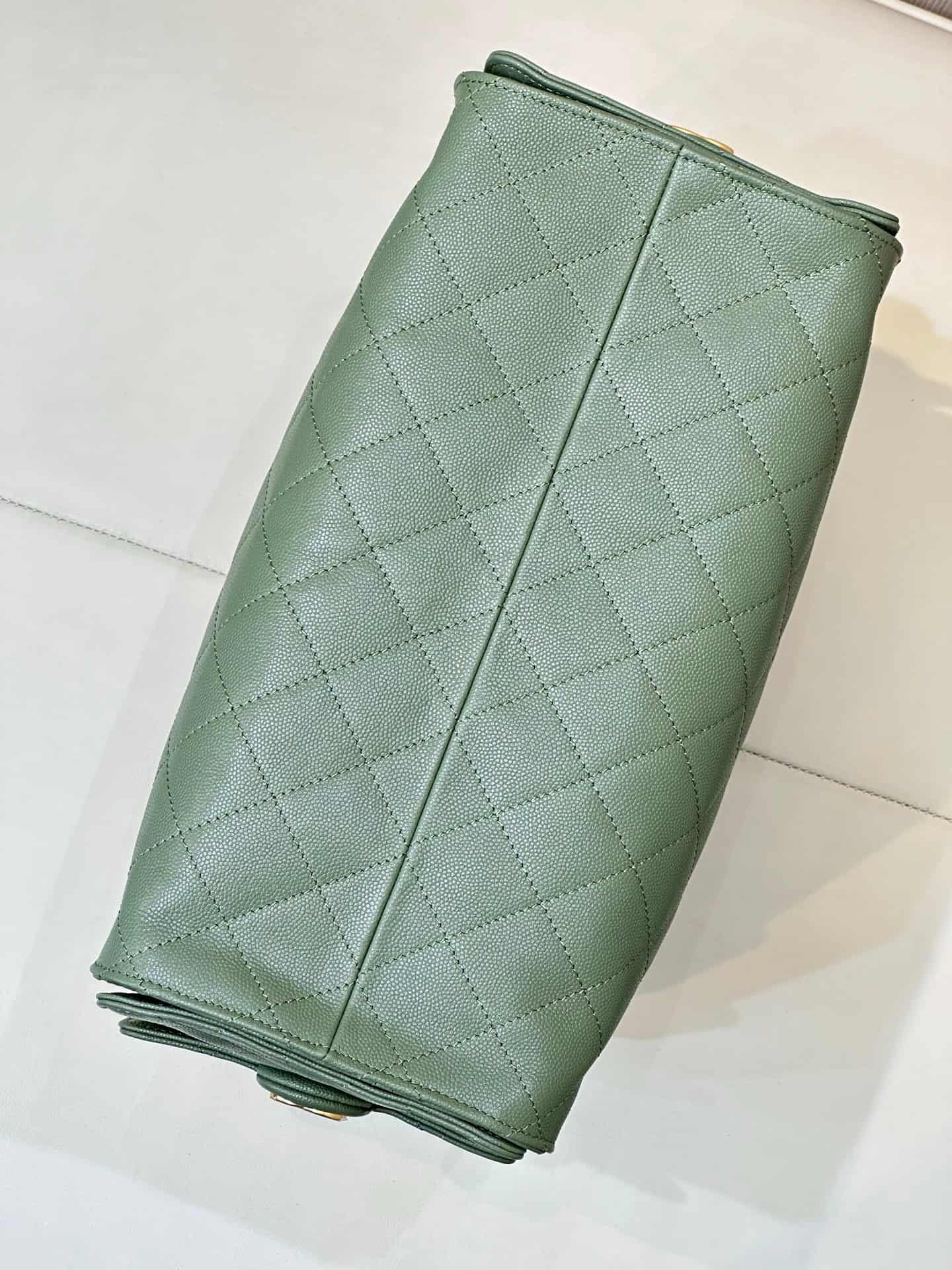 Chanel 25 Medium Hobo handbag AS5311 Grained Calfskin & Gold-tone Metal Green TOP