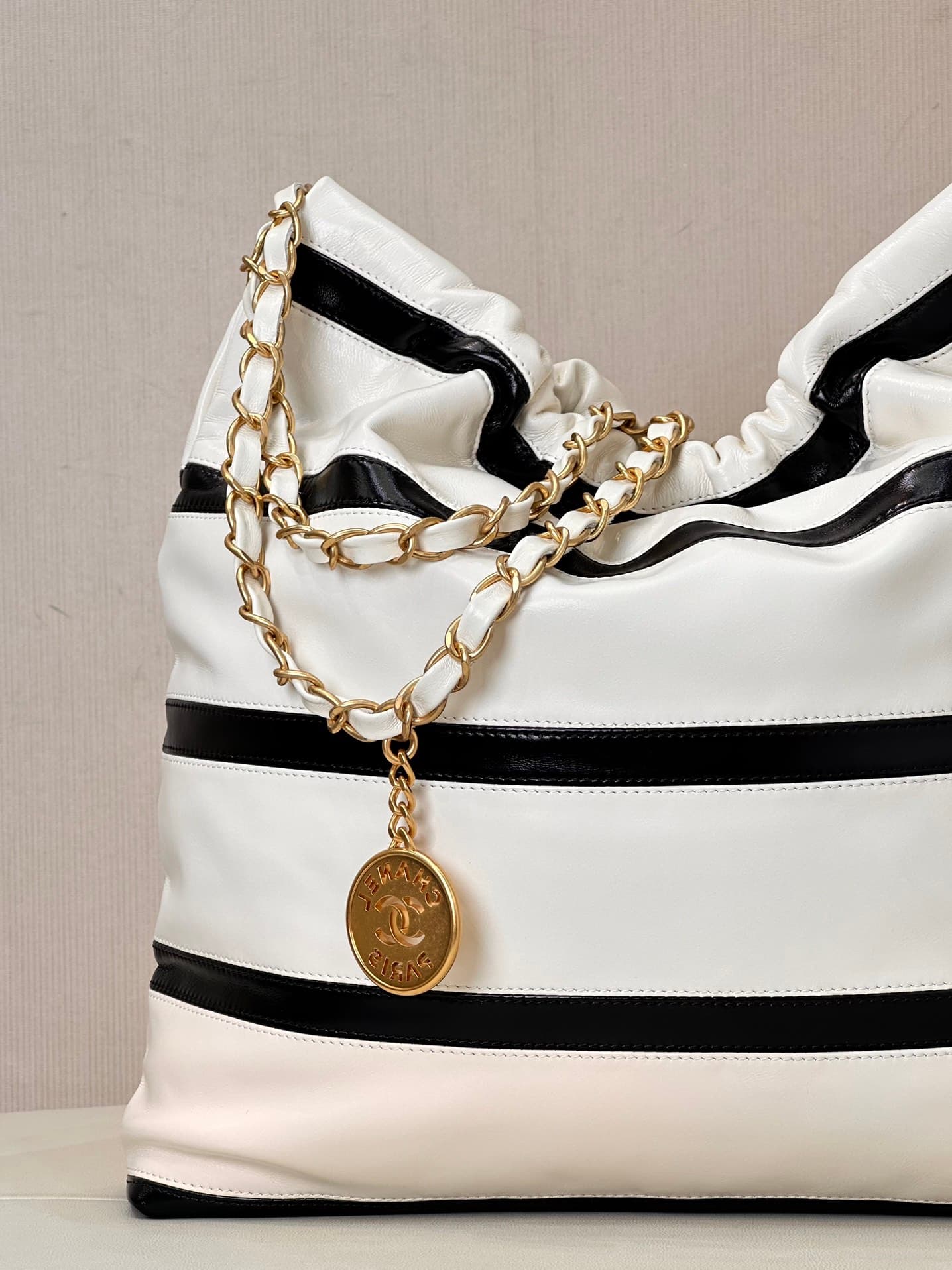 Chanel 22 Small handbag Shiny calfskin & Gold-tone metal AS3260 Black with White TOP