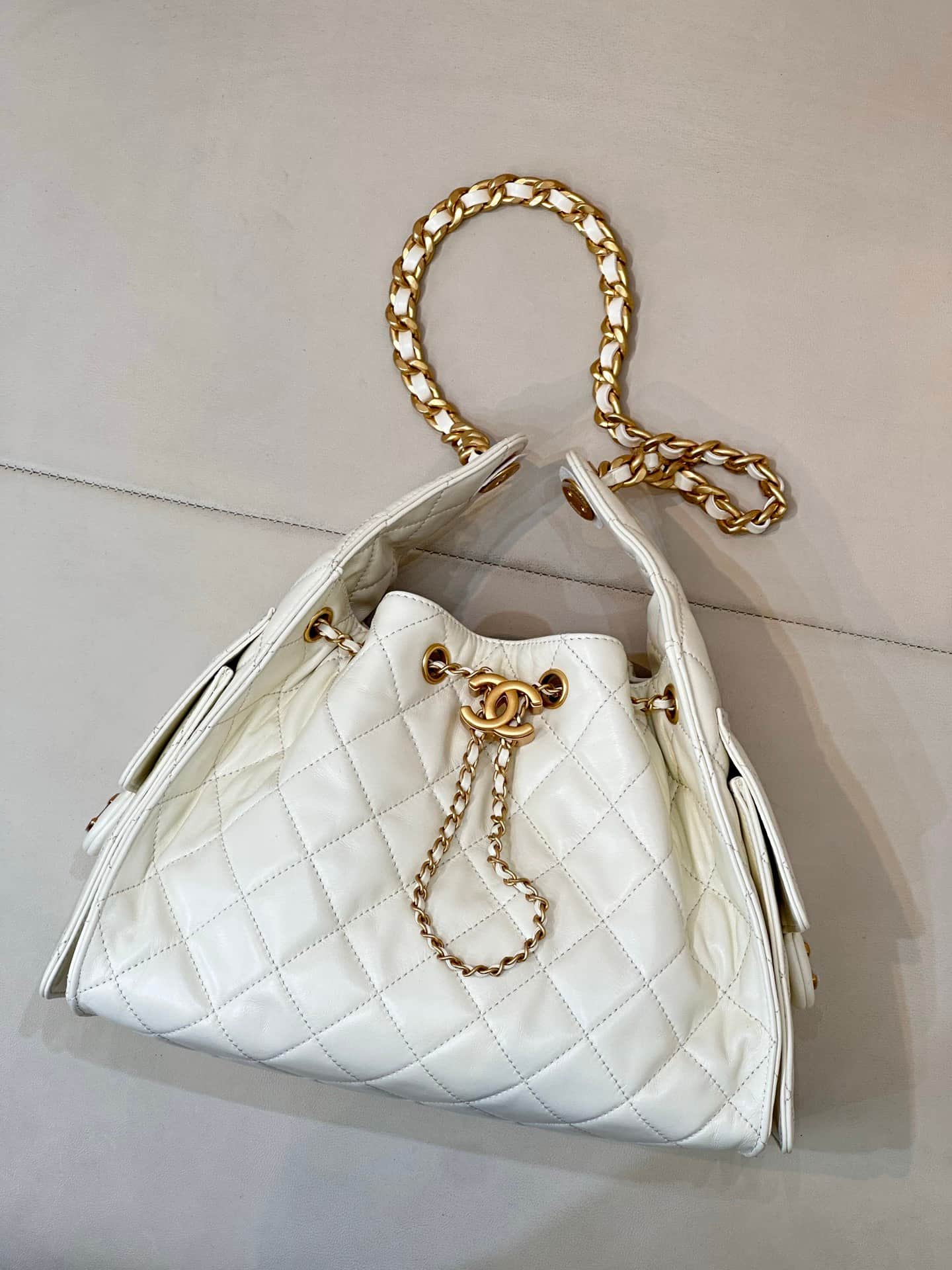Chanel 25 Small Hobo handbag AS5293 Shiny Crumpled Calfskin  Gold-Tone & Ruthenium-Finish Metal  White TOP
