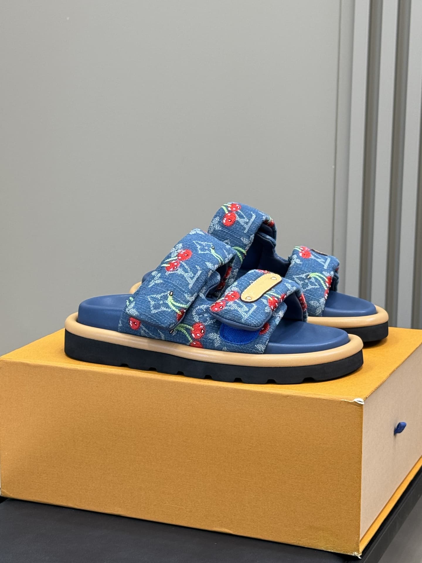 Louis Vuitton Sandal shoes Men Women TM Pool Plllow