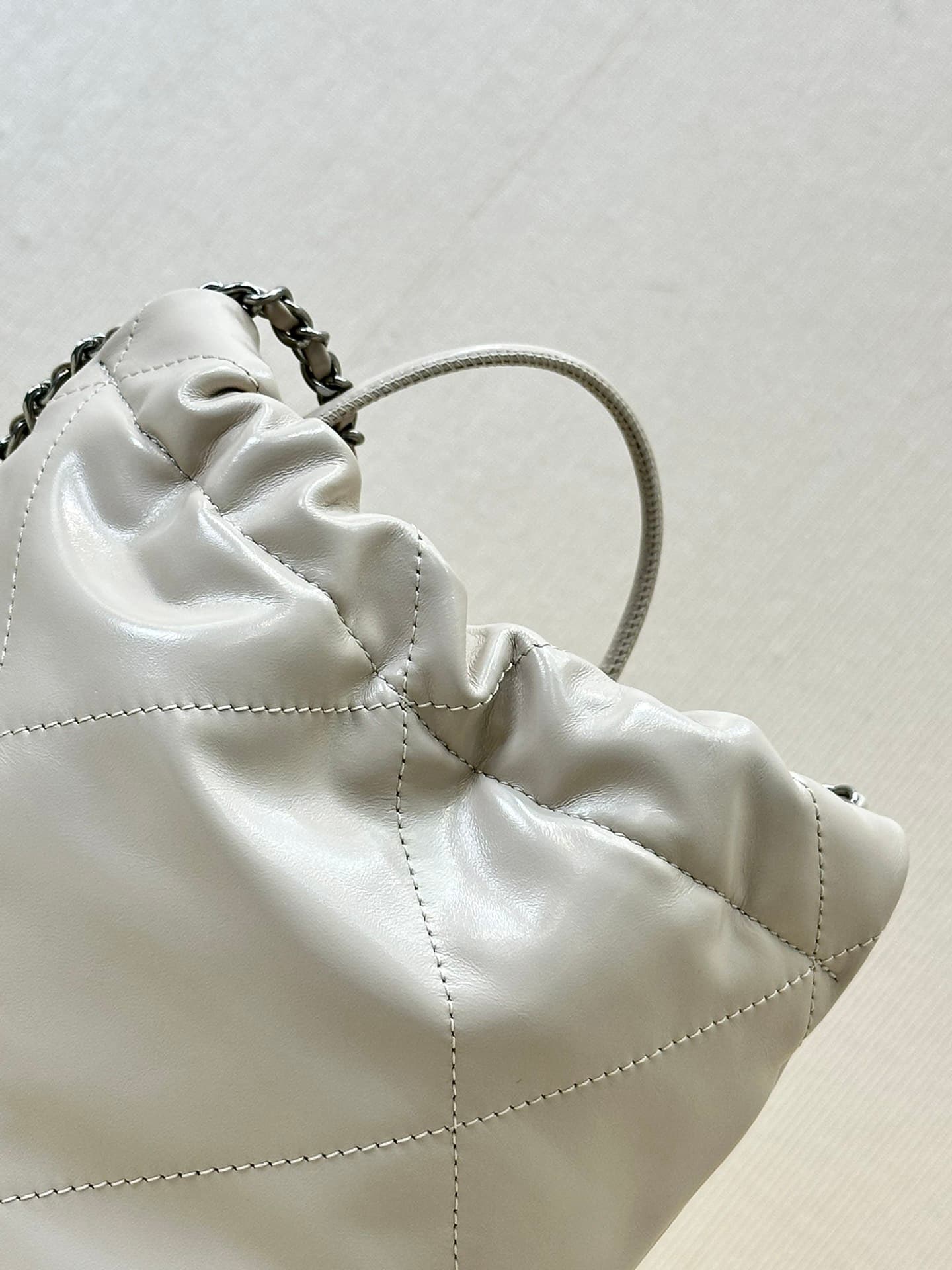 Chanel 22 MINI HANDBAG Shiny Calfskin White & Silver-Tone Metal AS3980 TOP