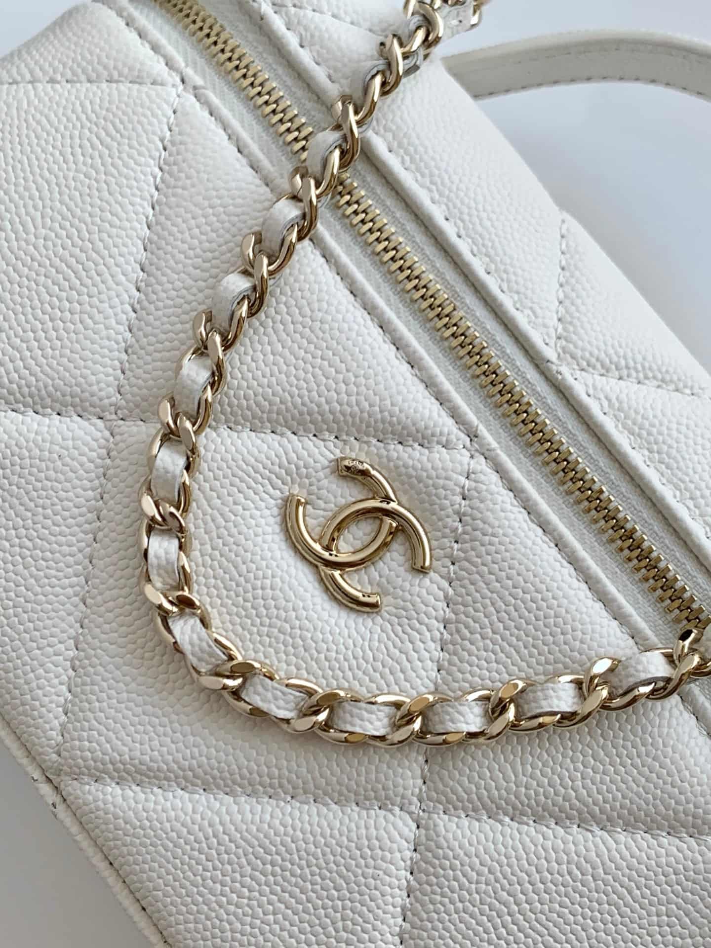 Chanel Vanity with Chain Grained Shiny Calfskin & Gold-Tone Metal White AP4936 A