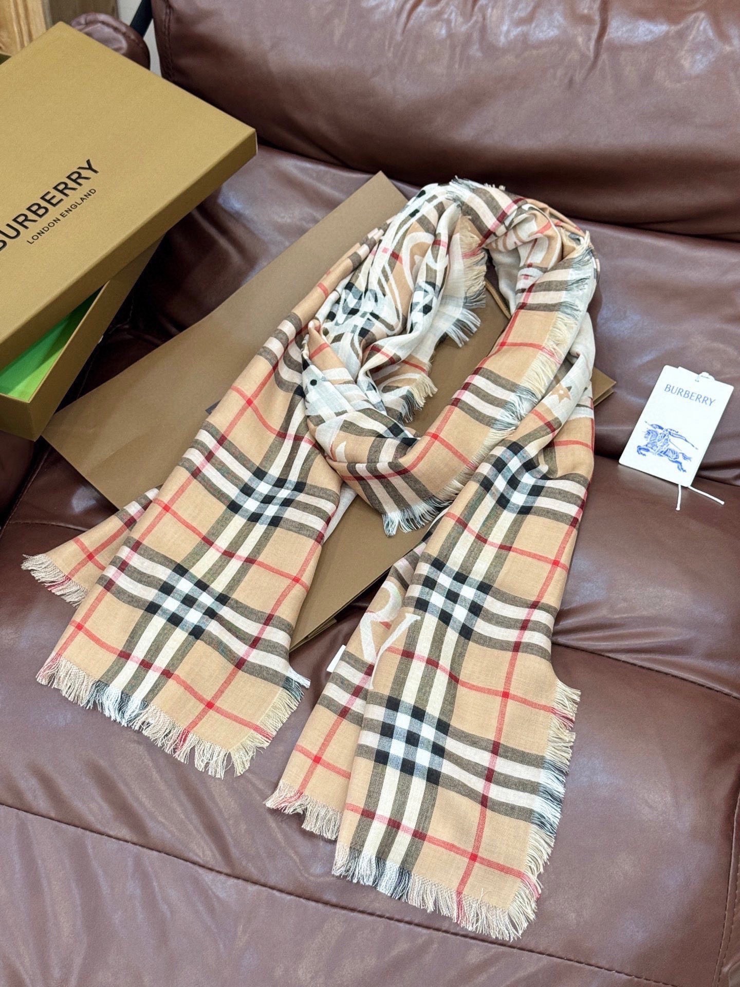 Burberry scarf featuring  check pattern and equestrian knight motif