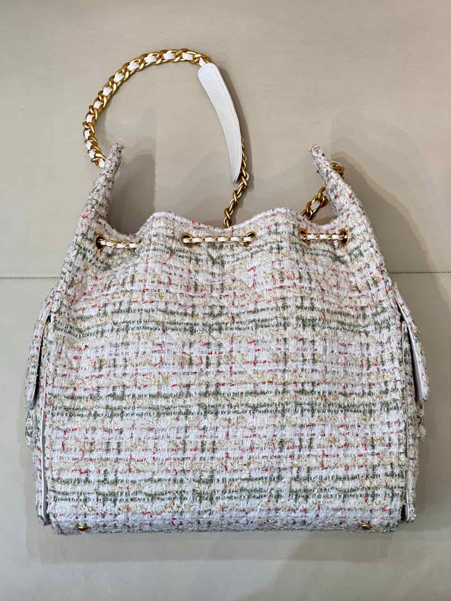 Chanel 25 Medium Hobo handbag AS5311 Wool Tweed & Gold-Tone Metal Ecru Khaki Gold & Red TOP