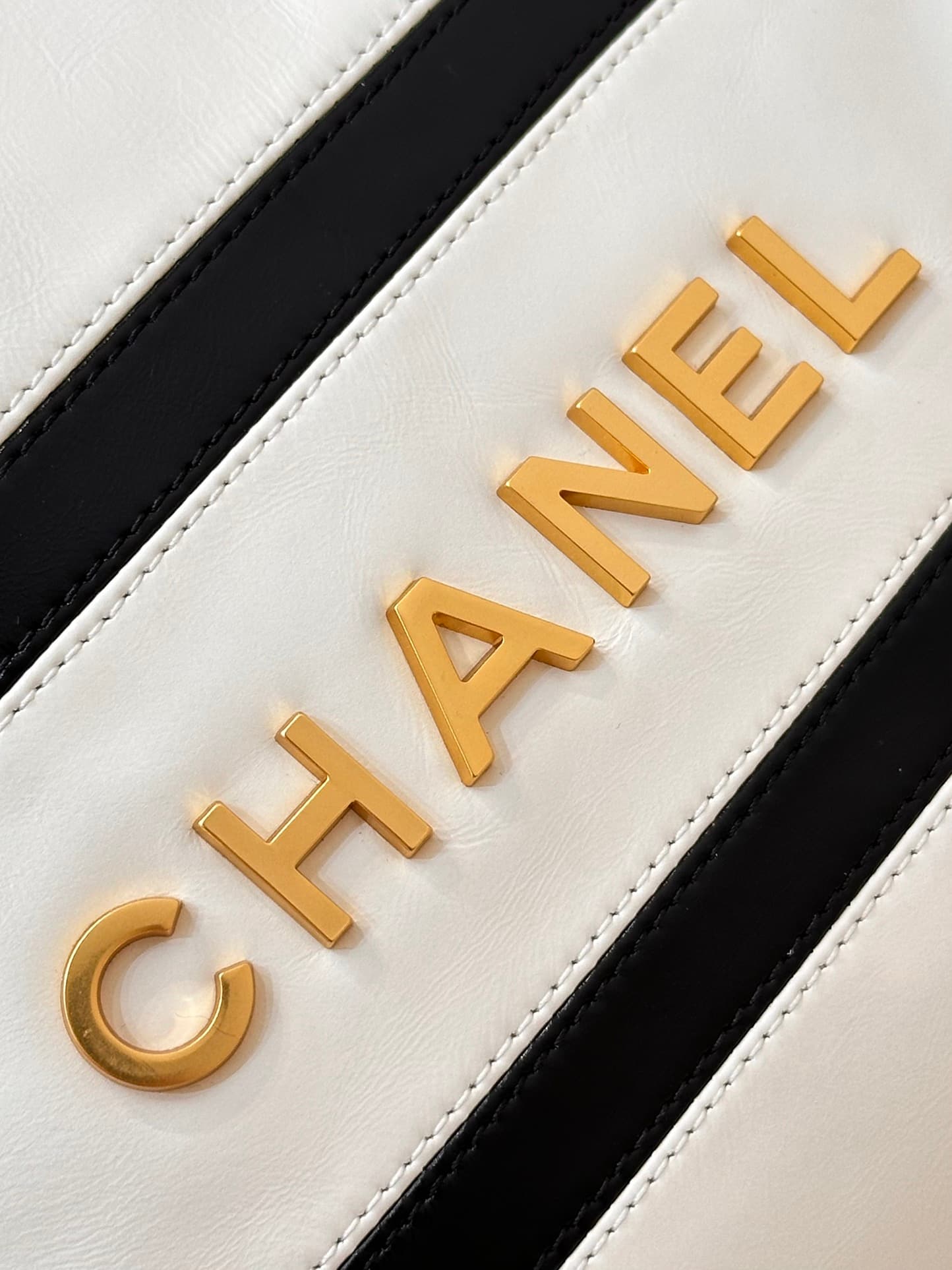 Chanel 22 Small handbag Shiny calfskin & Gold-tone metal AS3260 Black with White TOP