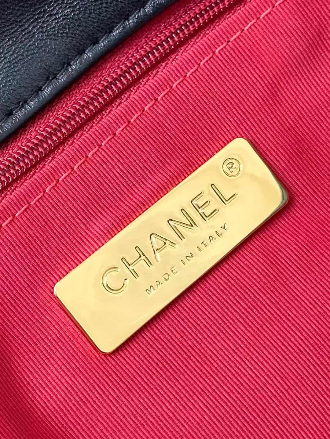 Large Chanel 19 handbag Shiny lambskin  gold&silver-tone Black TOP