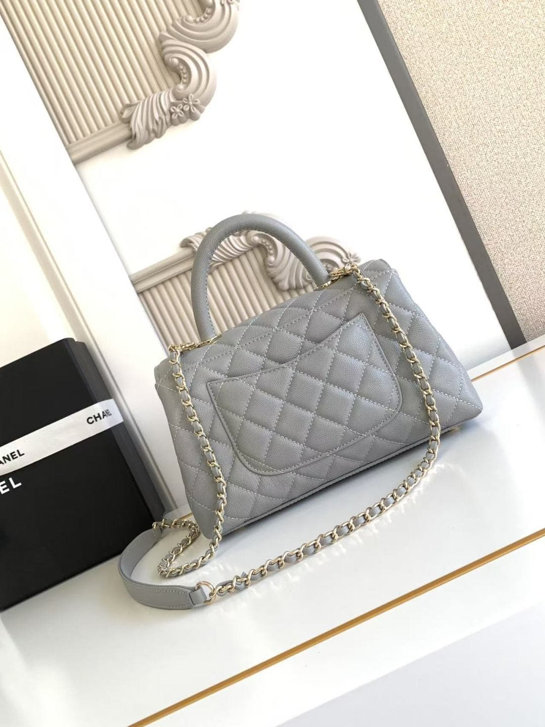 FLAP BAG WITH TOP HANDLE Grained Calfskin & Gold-Tone Metal A92990 Light-Grey Binding A