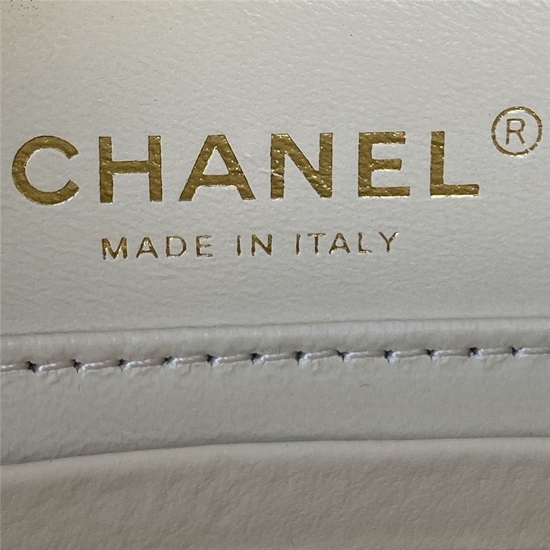Chanel Small VANITY CASE AS3318 Lambskin & Gold-Tone Metal White A