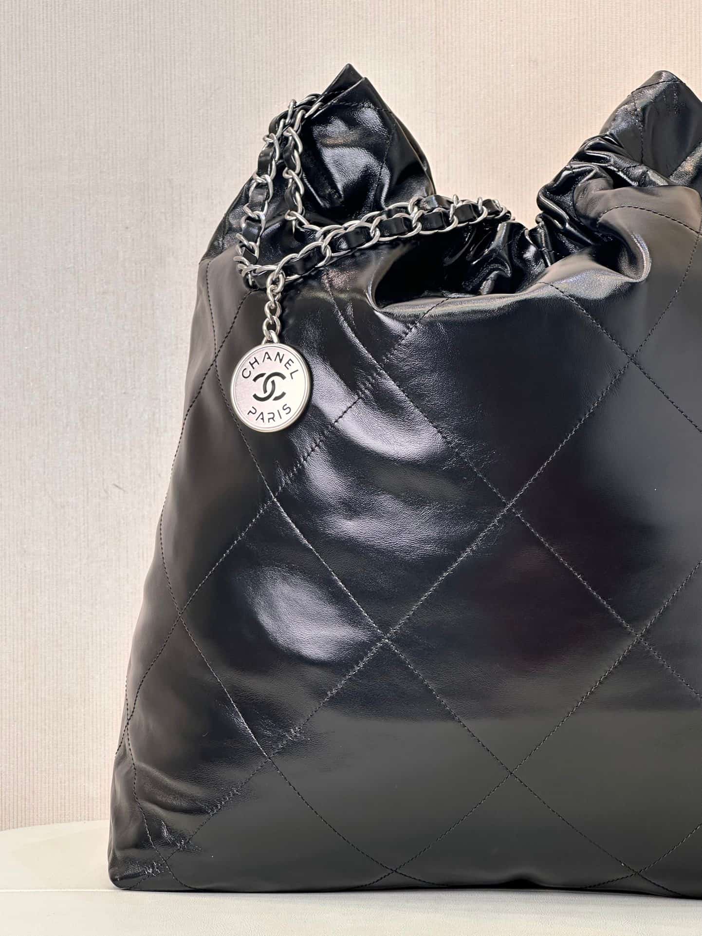 Chanel 22 LARGE HANDBAG Shiny Calfskin & Silver-Tone Metal AS3262 Black TOP