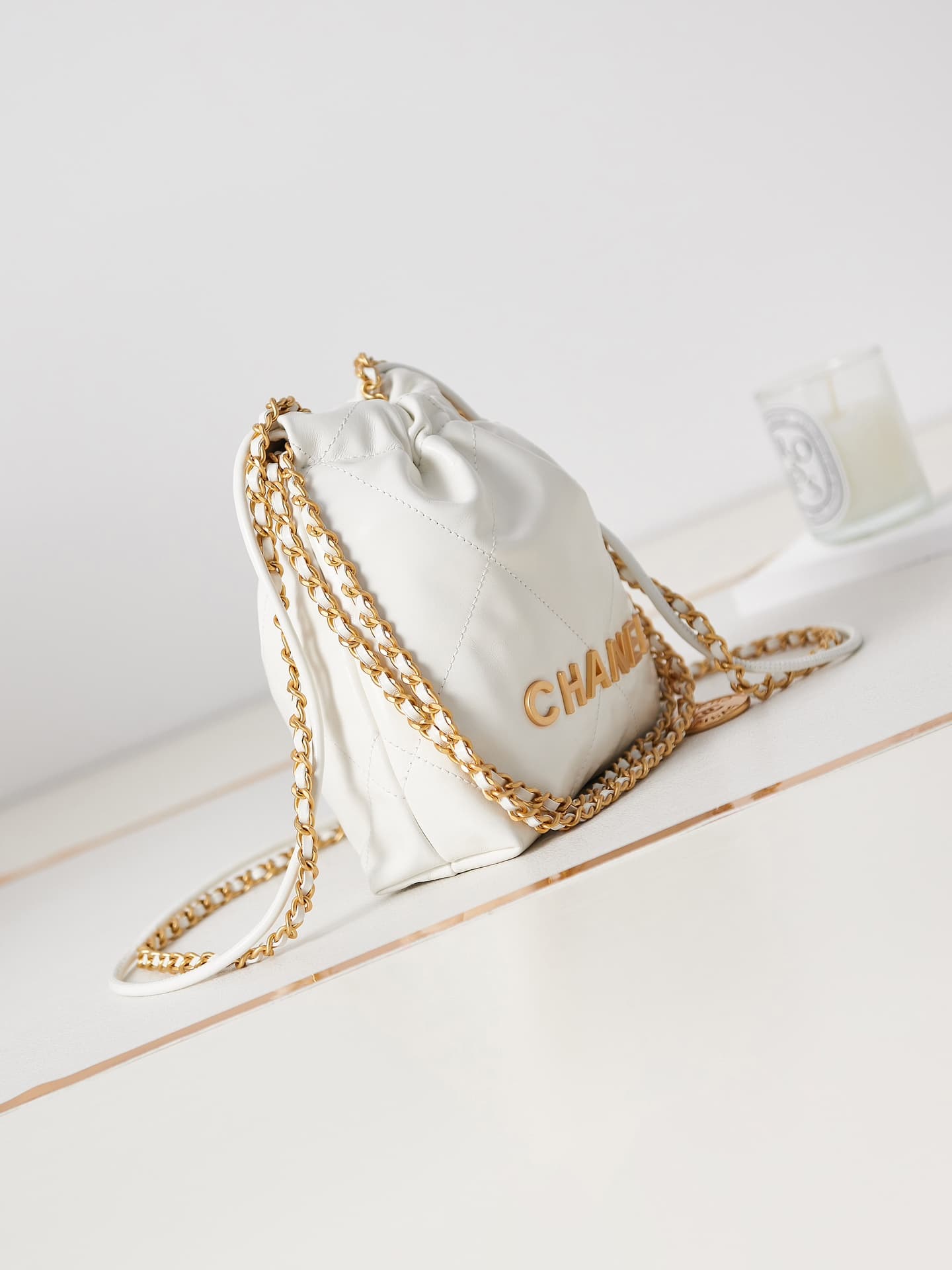 Chanel 22 MINI HANDBAG Shiny Calfskin White & Gold-Tone Metal AS3980 A