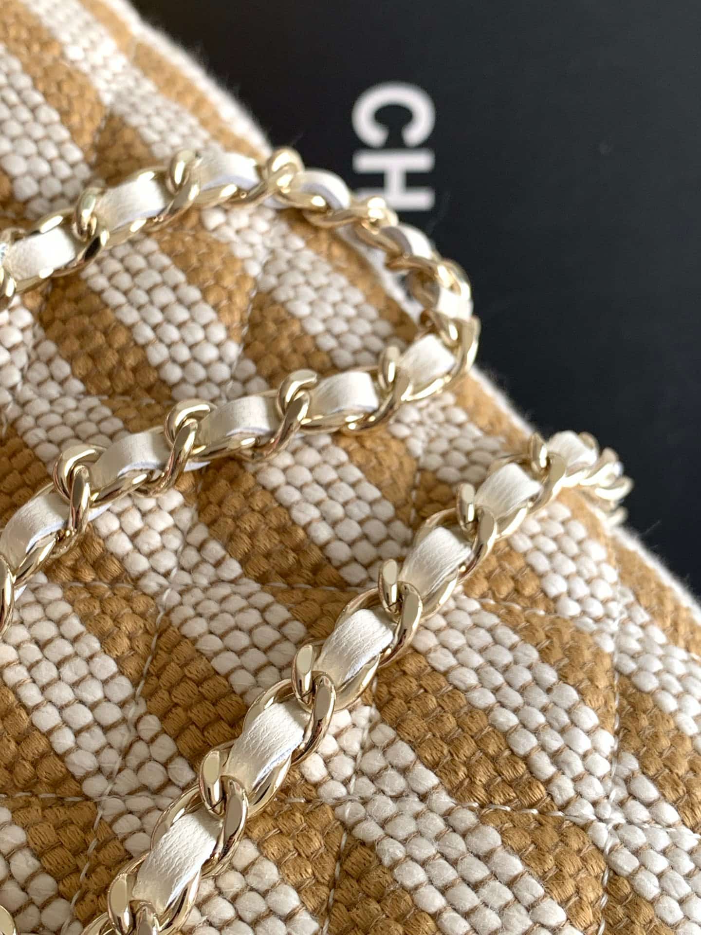 Chanel Clutch with Chain Printed Fabric & Gold-Tone Metal Beige & Light Beige AP4986 A