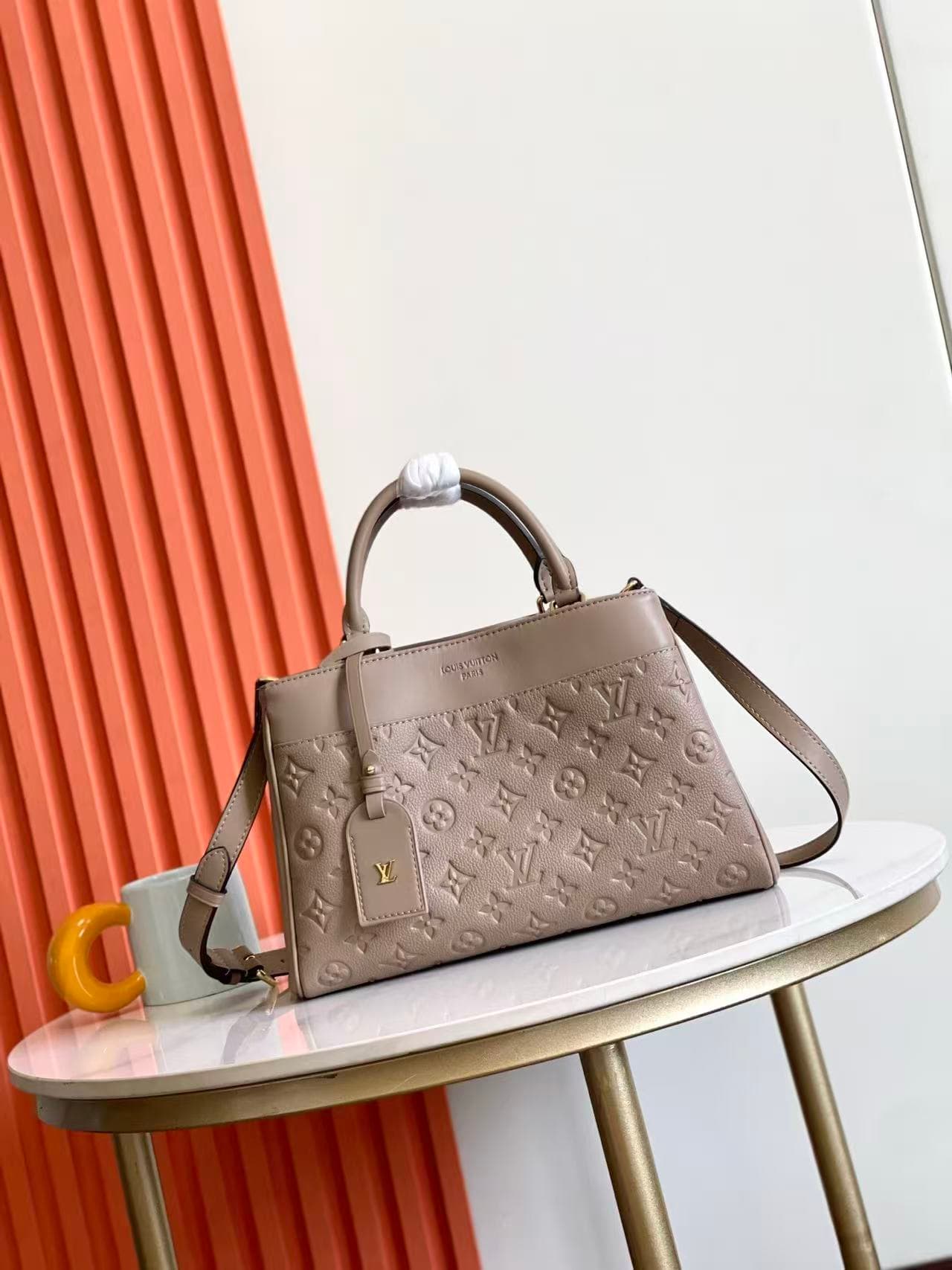 Louis Vuitton Avenue PM Cowhide leather M15231 Smoke High