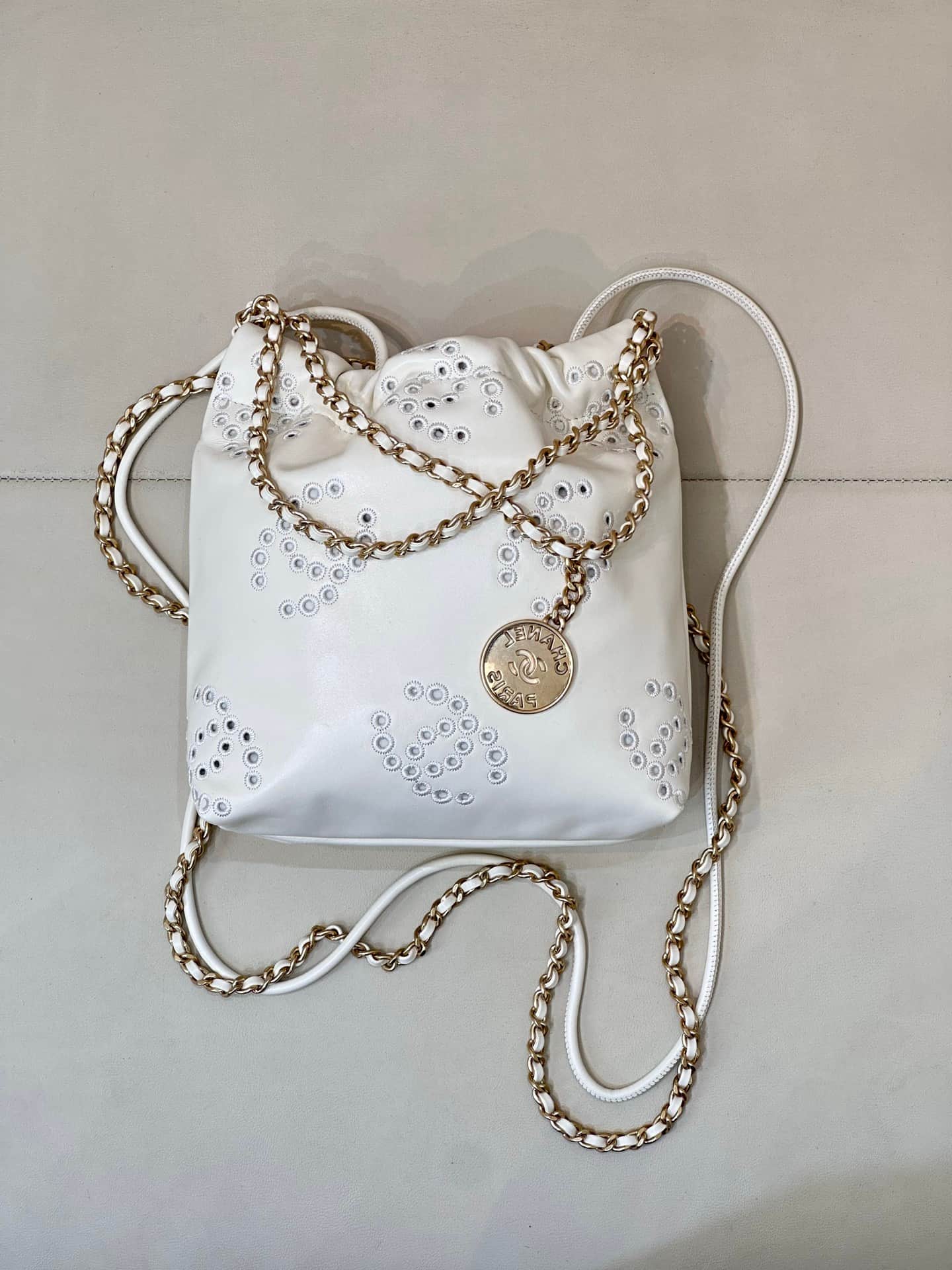 Chanel 22 MINI HANDBAG Shiny Calfskin White & Gold-Tone Metal AS3980 TOP