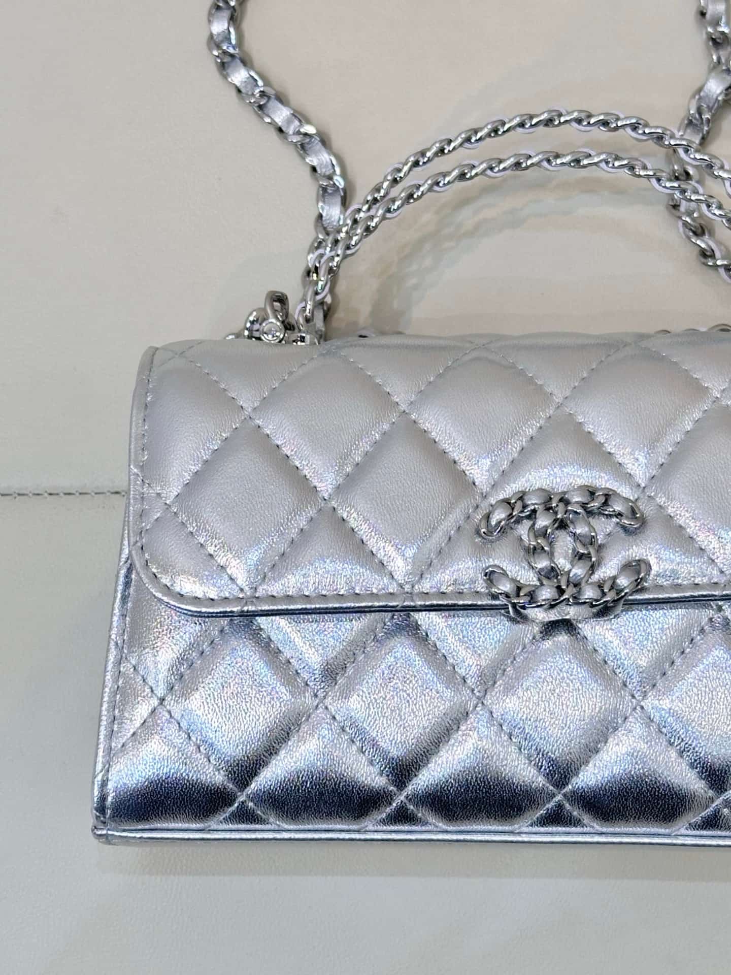 Chanel Clutch with chain Metallic Lambskin&Silver-Tone Metal Silver AP3238 TOP