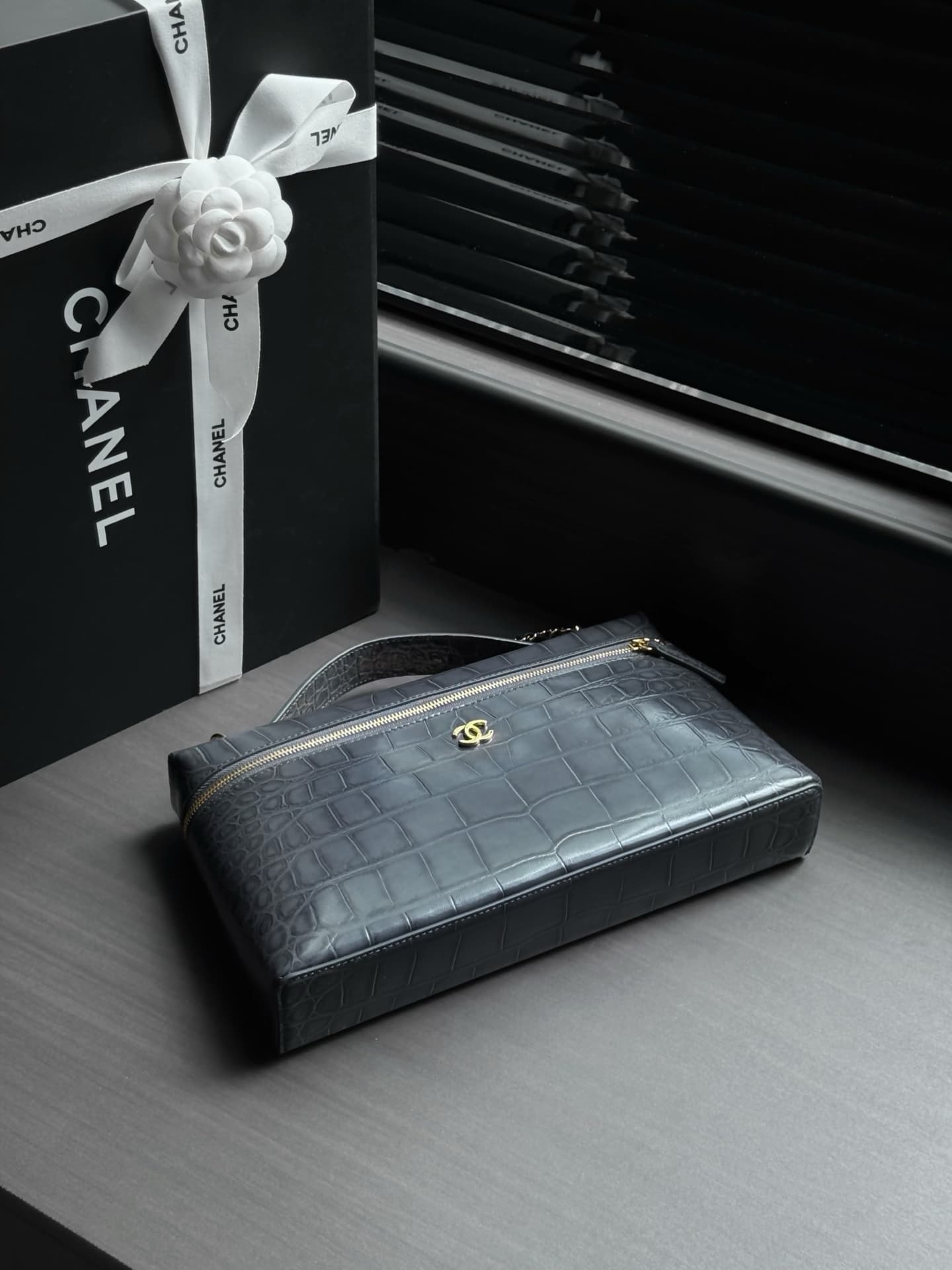 Chanel Vanity with chain Crocodile-embossed Calfskin & Gold-Tone Metal Dark Grey AS6473 A