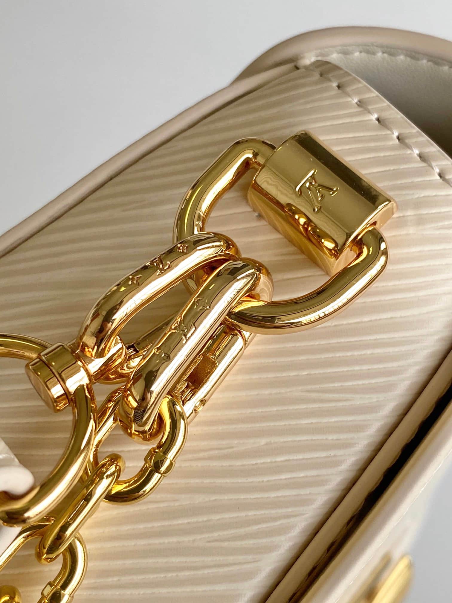 Louis Vuitton Twist West Quartz White Epi grained cowhide leather M24550 High
