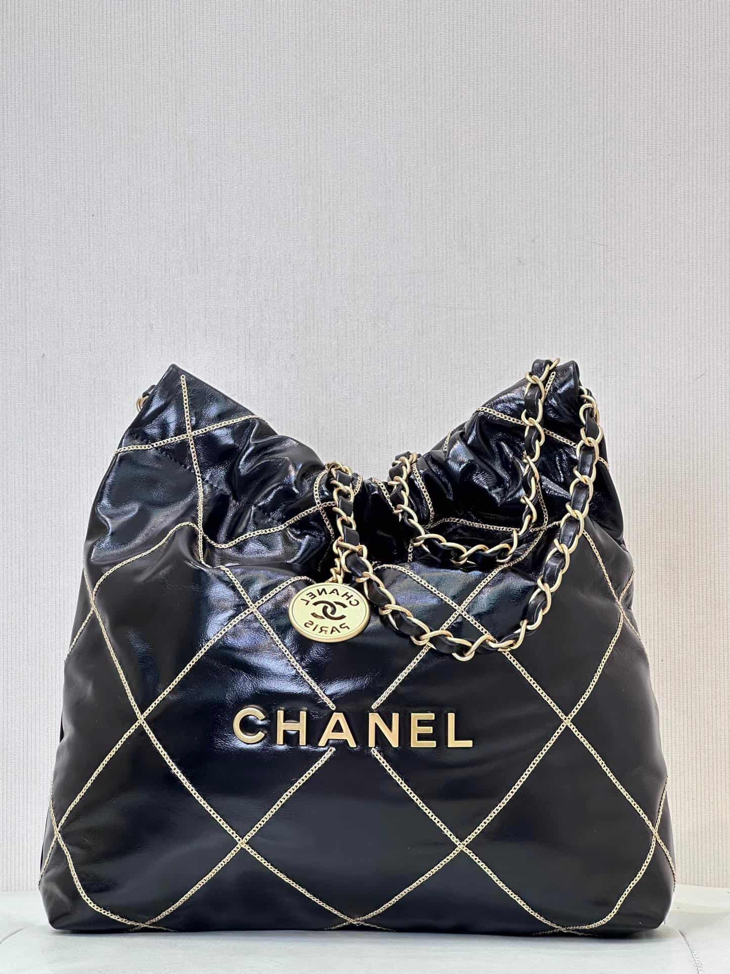 Chanel 22 Small handbag Shiny calfskin & Gold-tone metal AS3260 Black TOP