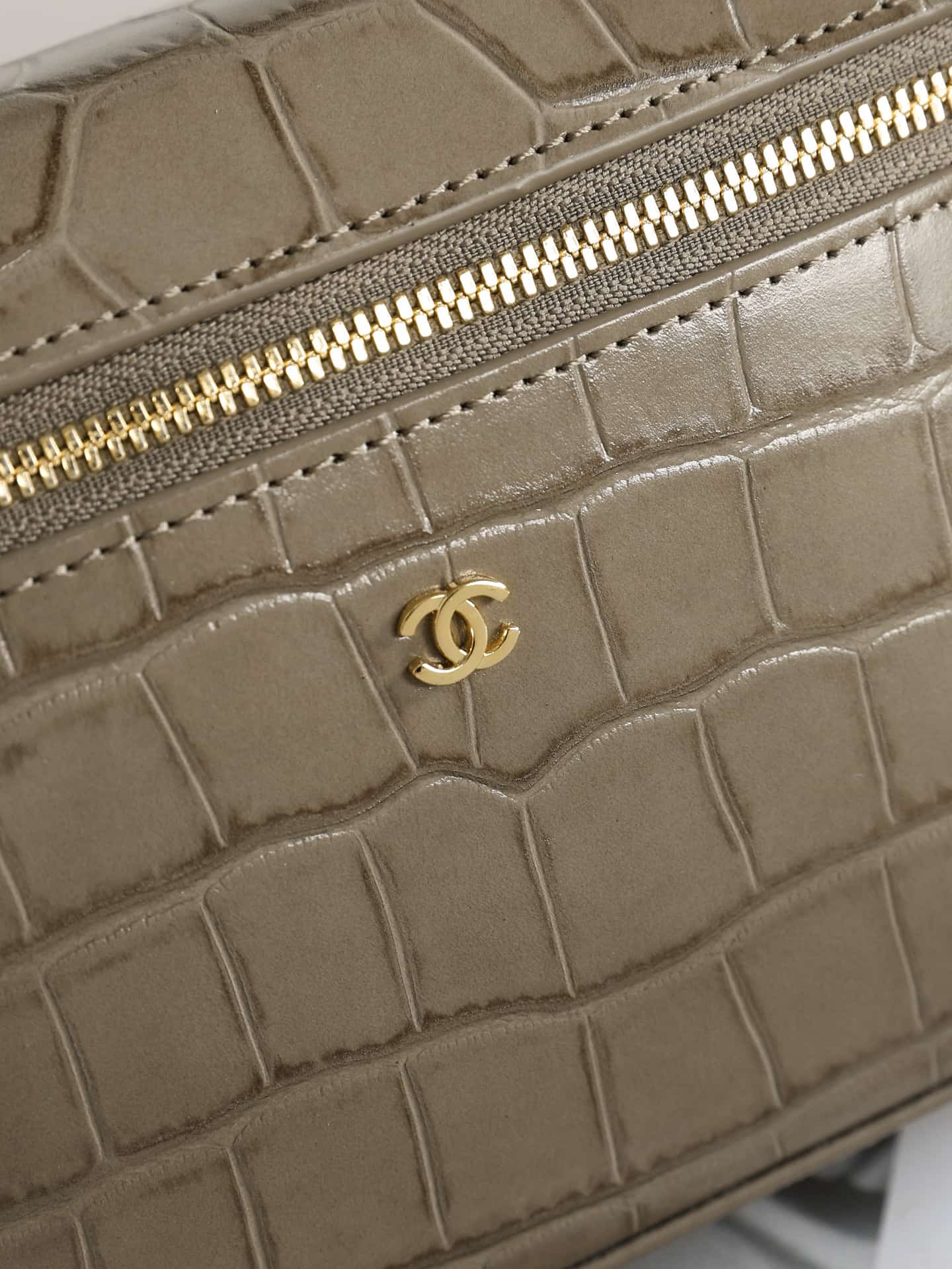 Chanel Vanity with Chain Crocodile-embossed leather& Gold-Tone Metal Dark khaki AP5195 A