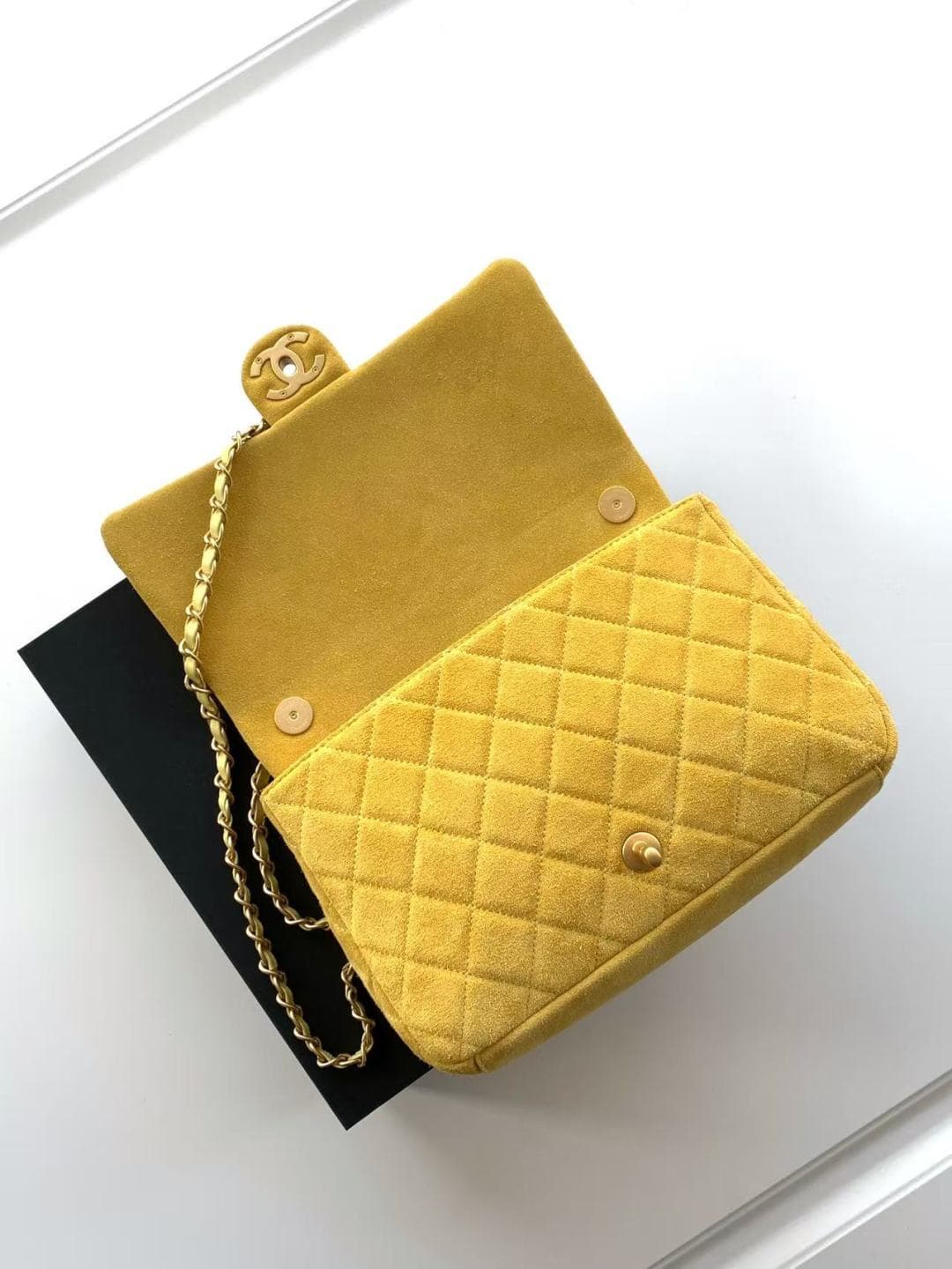 Chanel Classic Flap bag in Yellow Suede & Gold-Tone Metal AS5987 A