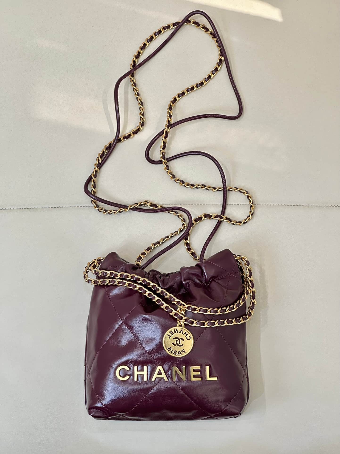Chanel 22 MINI HANDBAG Shiny Calfskin Burgundy & Gold-Tone Metal AS3980 TOP