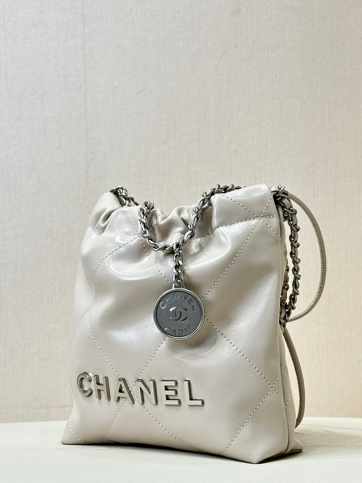 Chanel 22 MINI HANDBAG Shiny Calfskin White & Silver-Tone Metal AS3980 TOP