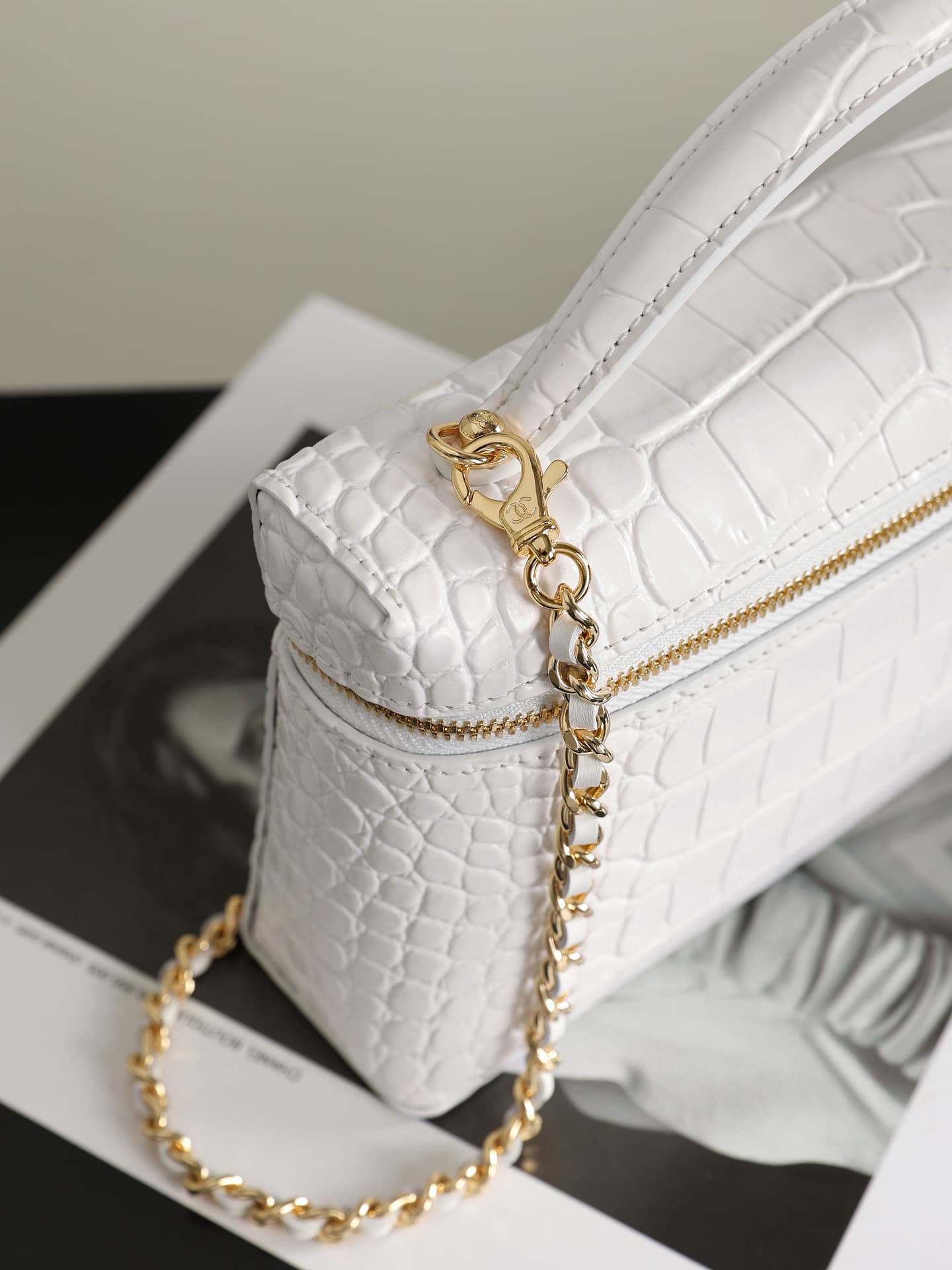 Chanel Vanity with Chain Crocodile-embossed leather& Gold-Tone Metal White AP5438 A