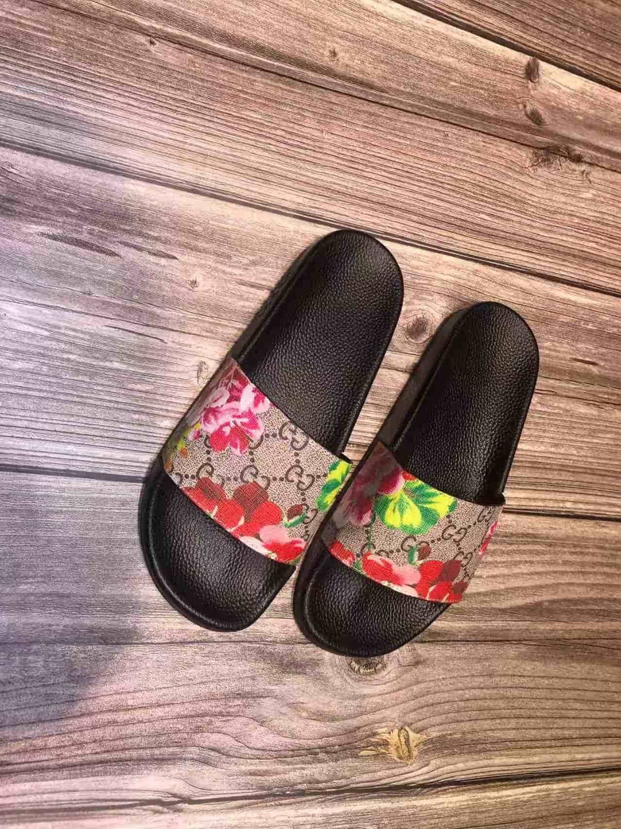 Gucci GG Supreme canvas slides